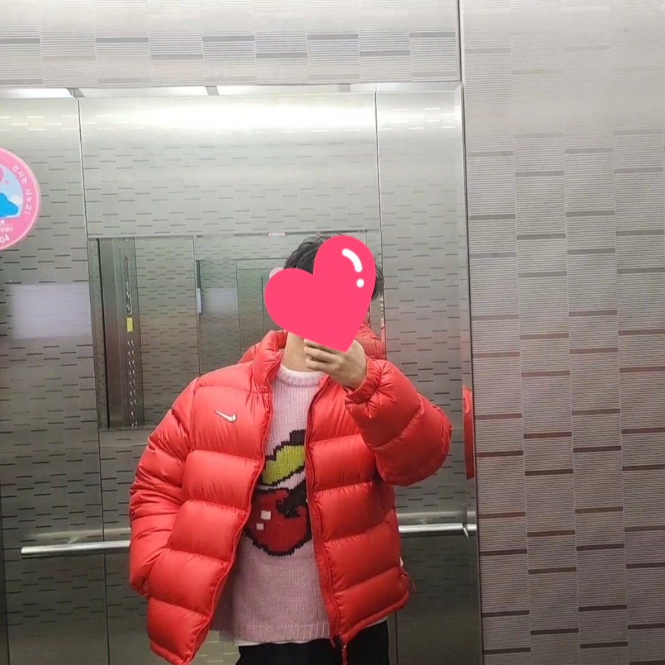 Nike x Drake Nocta Sunset Puffer Jacket Red, Jordan 1 Low OG Starfish 착용 스타일 - 3
