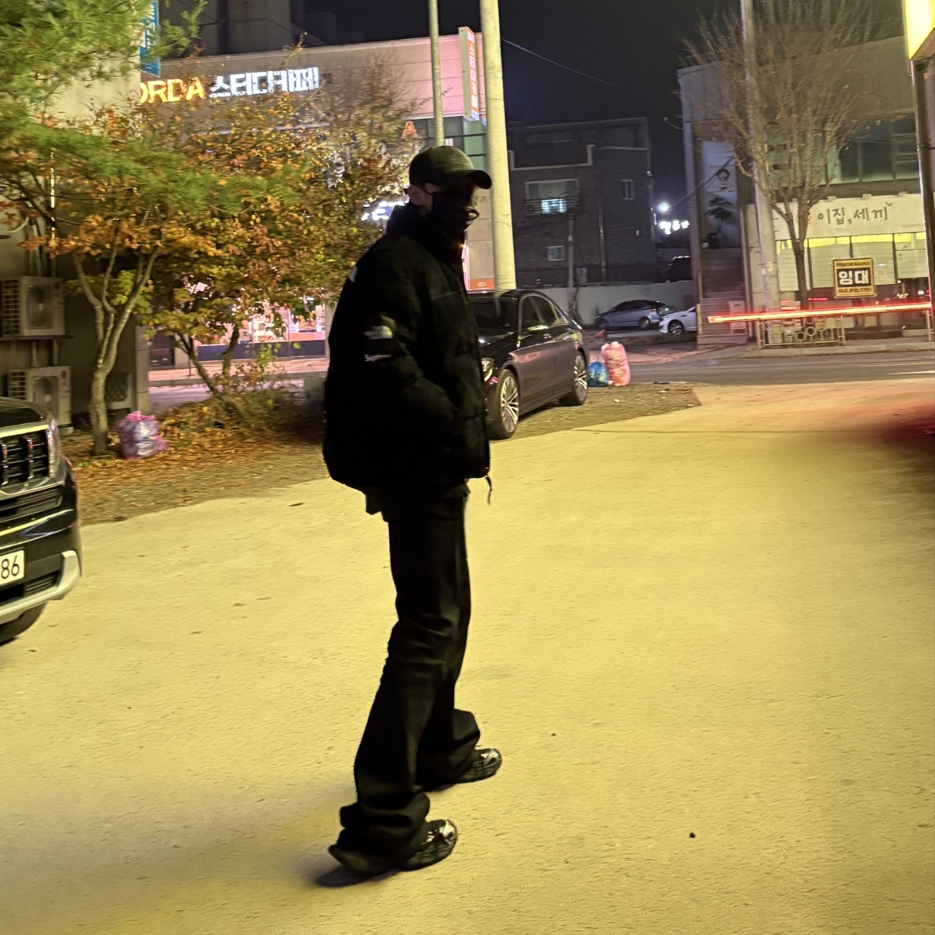 Supreme x The North Face Suede Nuptse Jacket Black - 23FW 착용 스타일 - 1
