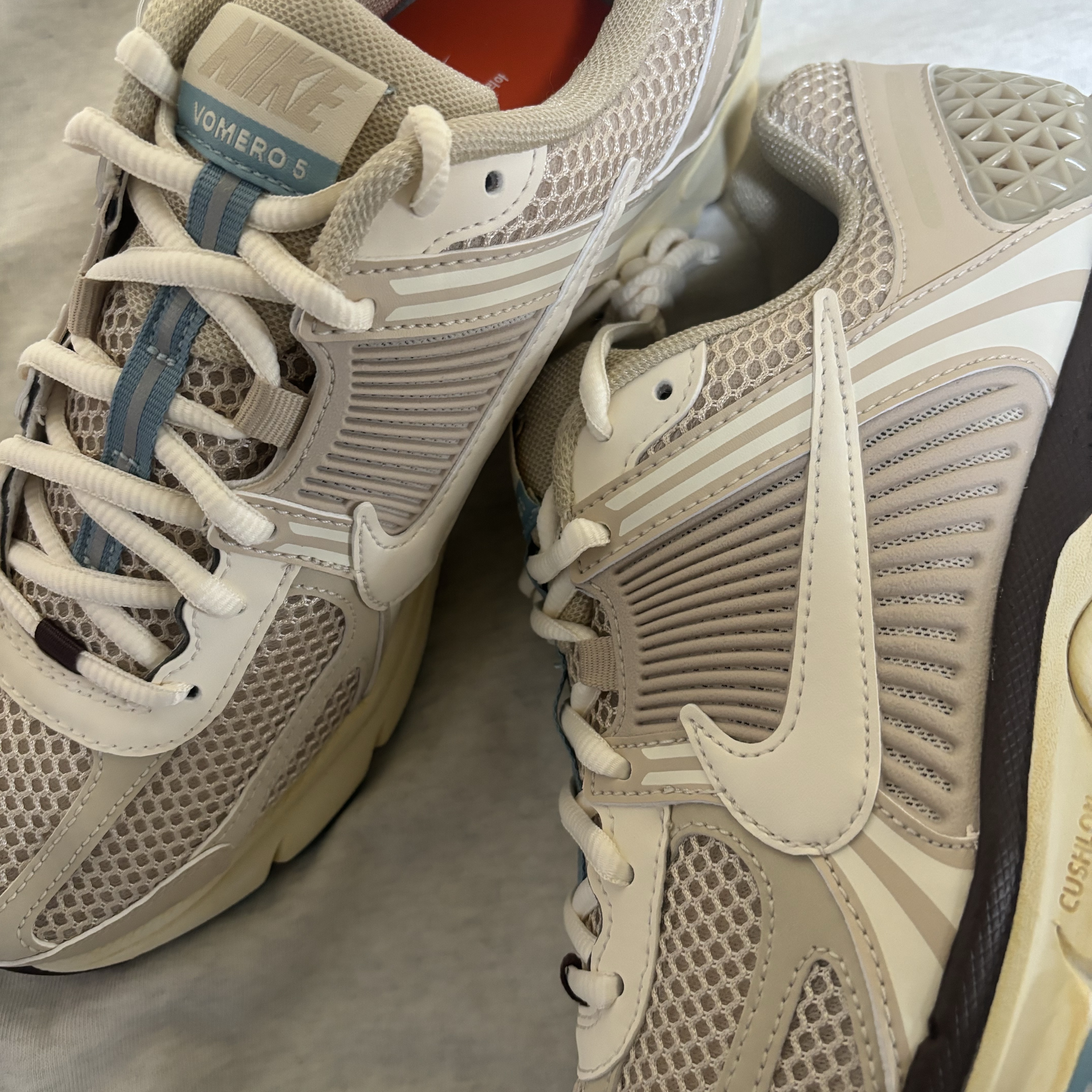 (W) Nike Zoom Vomero 5 Oatmeal 착용 스타일