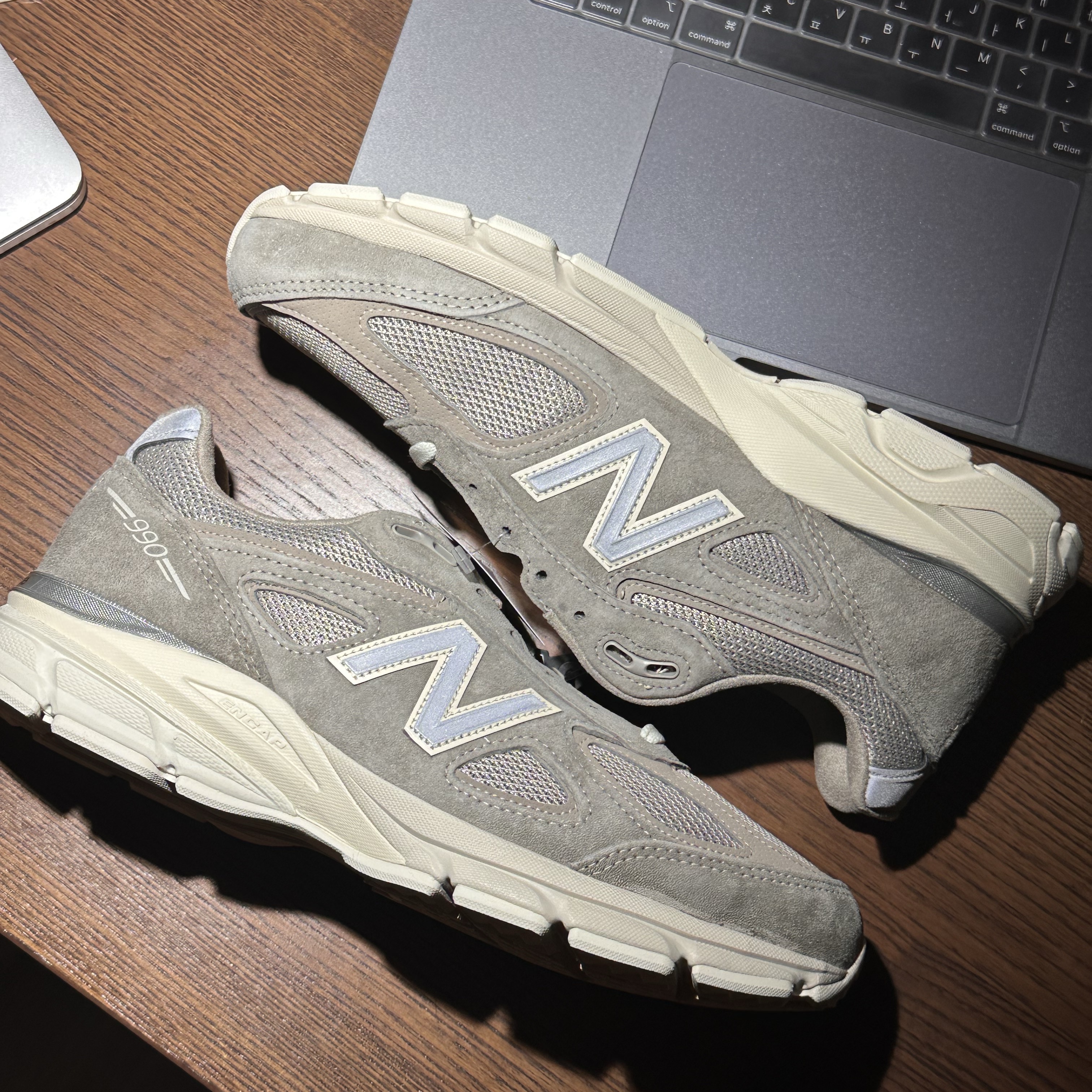 New Balance x Kith 101 990v4 Made in USA Moonrock 착용 스타일
