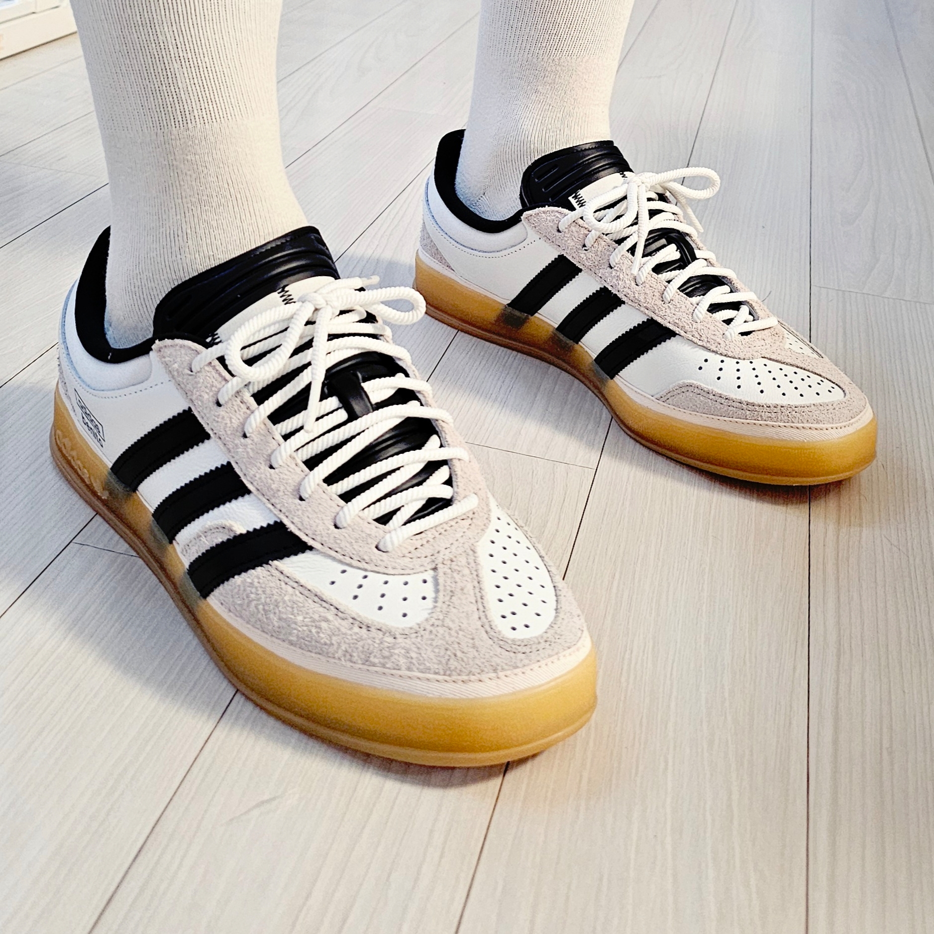 Adidas x Bad Bunny Gazelle Indoor Off White Black 착용 스타일 - 3