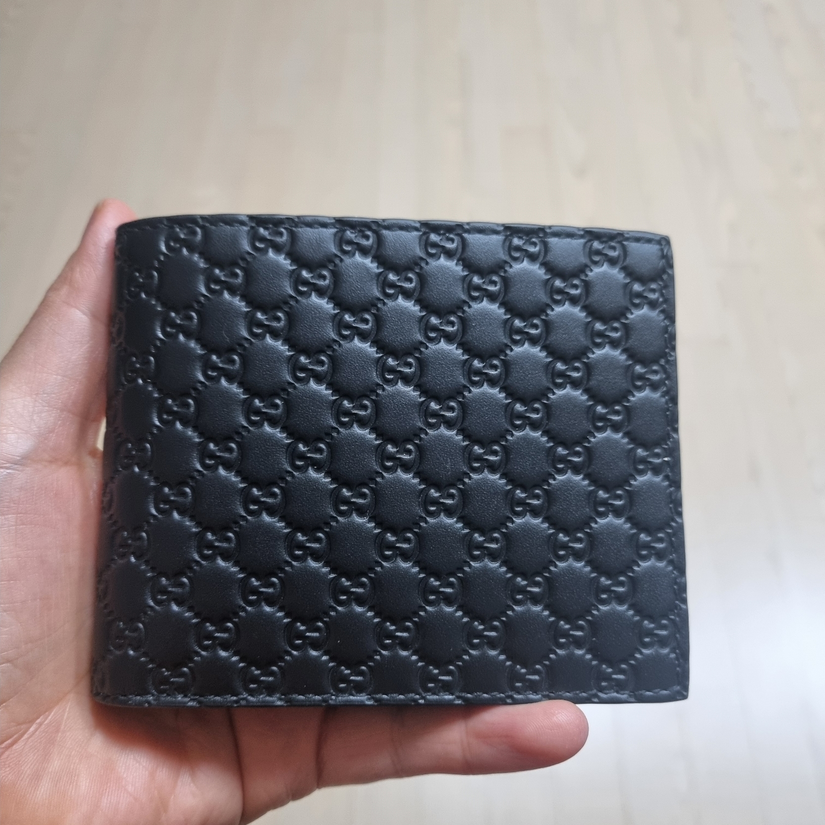 Gucci Micro GG Ssima Bi-Fold Wallet Black 착용 스타일