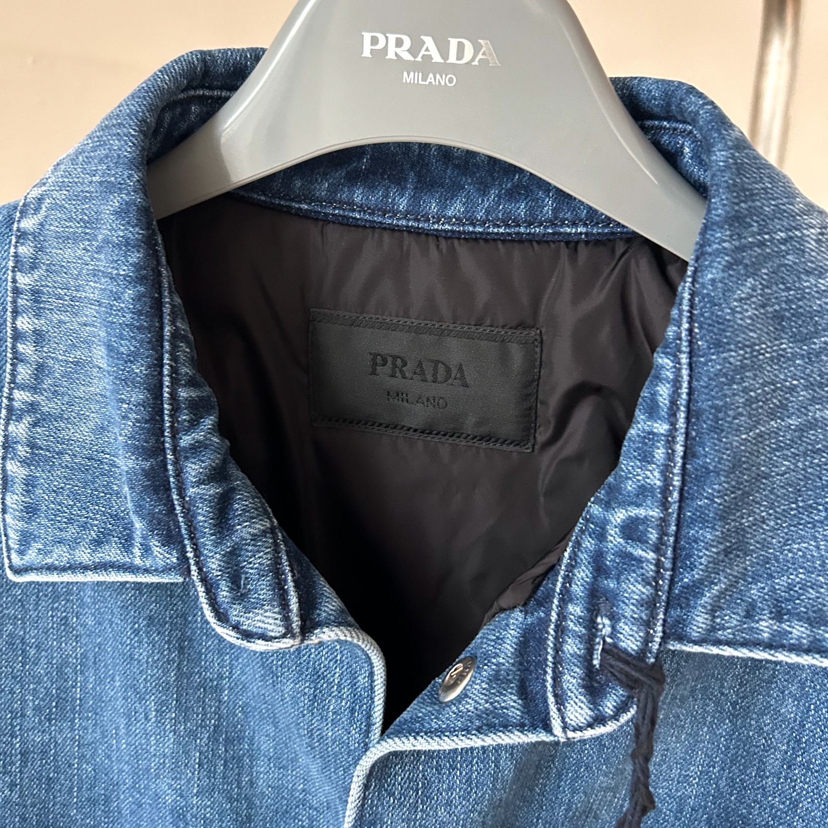 Prada Padding Denim Shirt Light Blue 착용 스타일 - 3