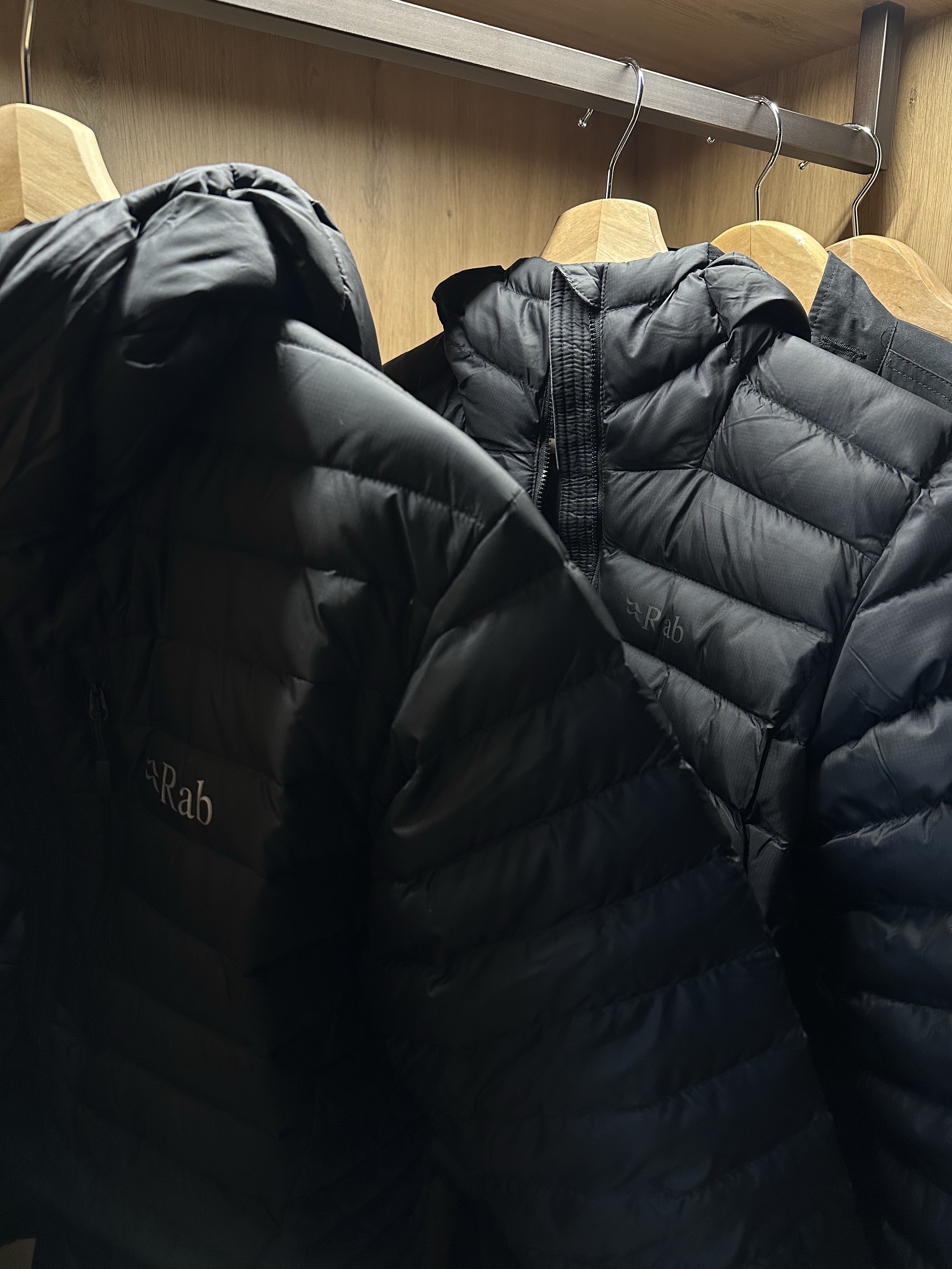 Rab Microlight Alpine Jacket Black 착용 스타일 - 1