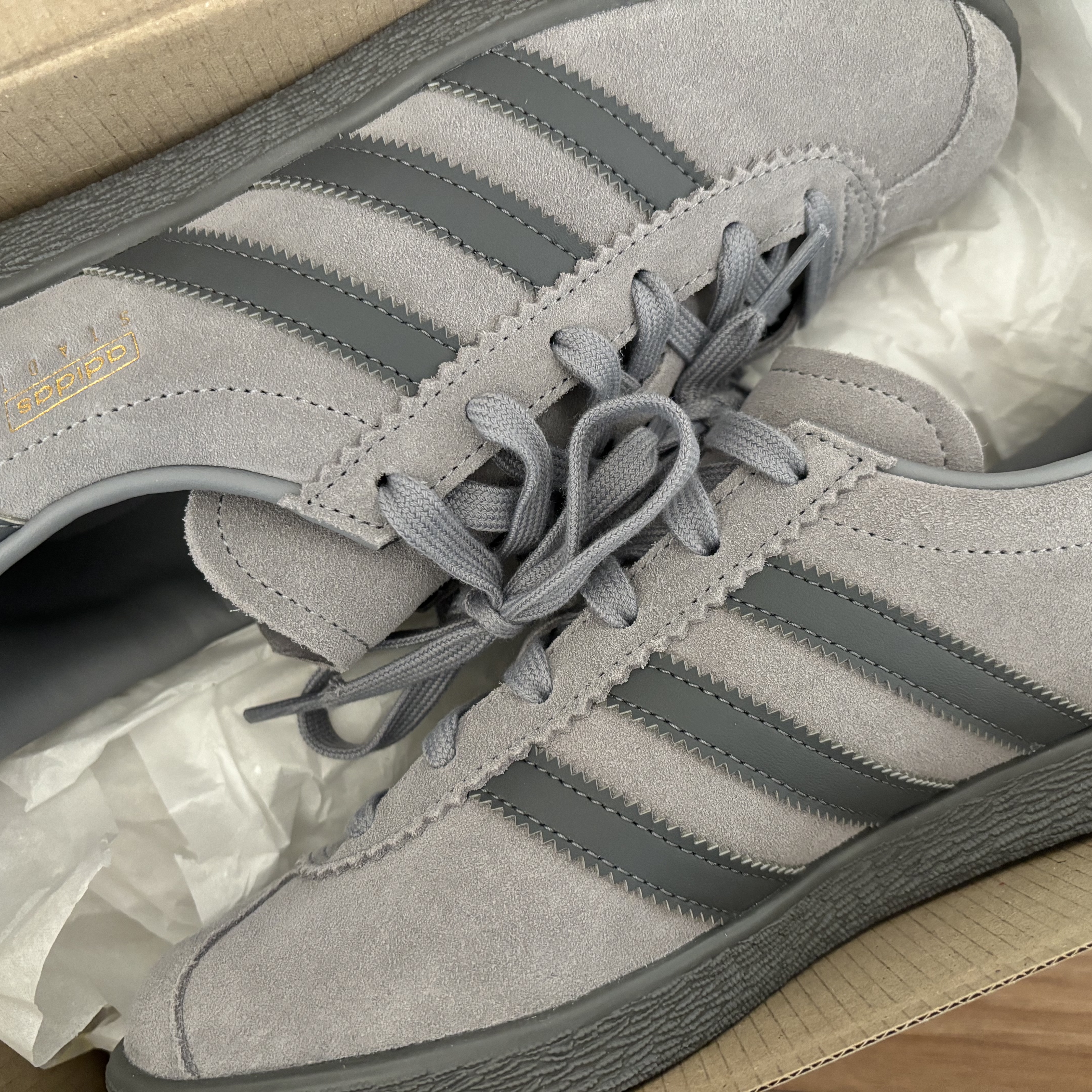 Adidas Stadt Grey Three Grey Five 착용 스타일 - 1