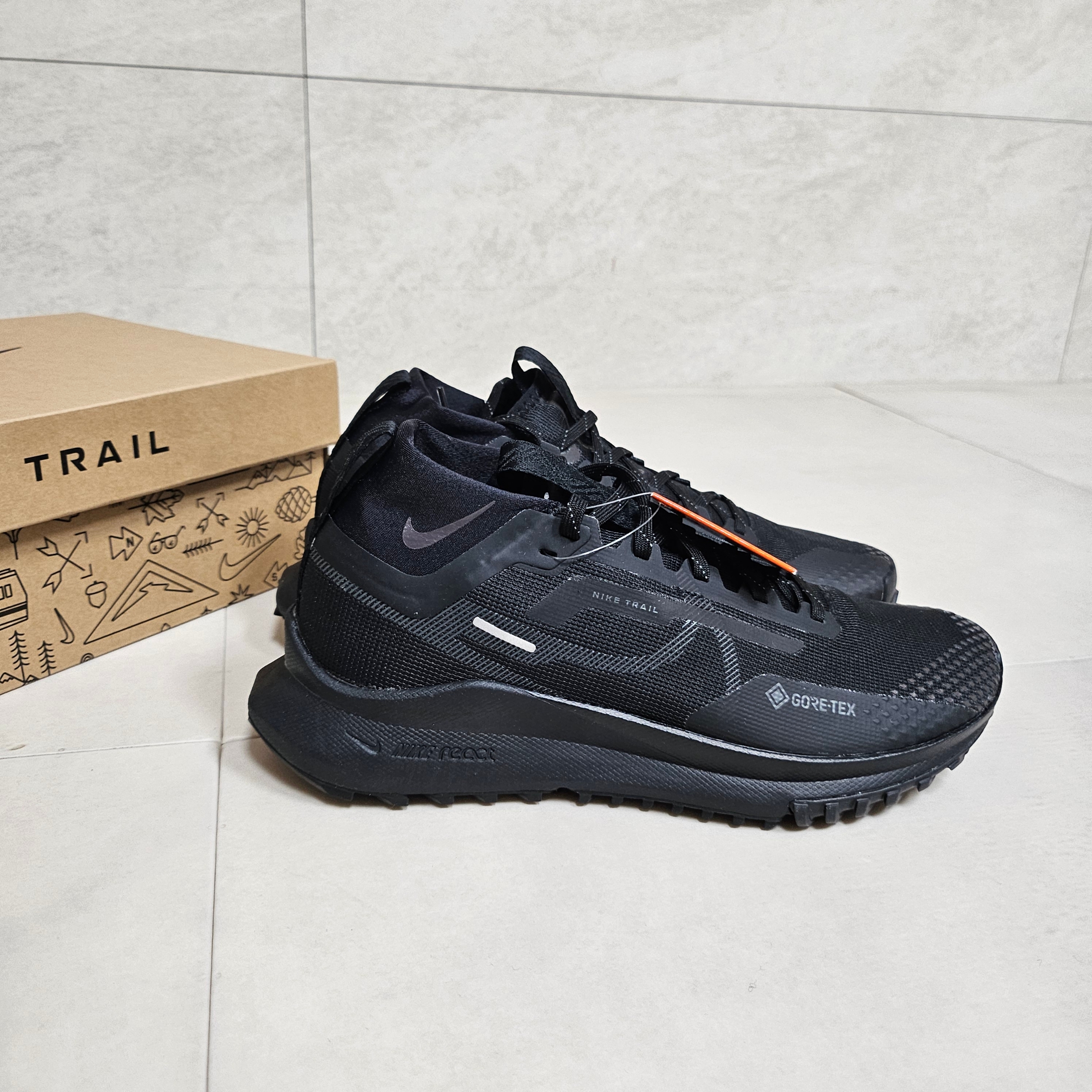 Nike Pegasus Trail 4 Gore-Tex Black Dark Grey 착용 스타일 - 1