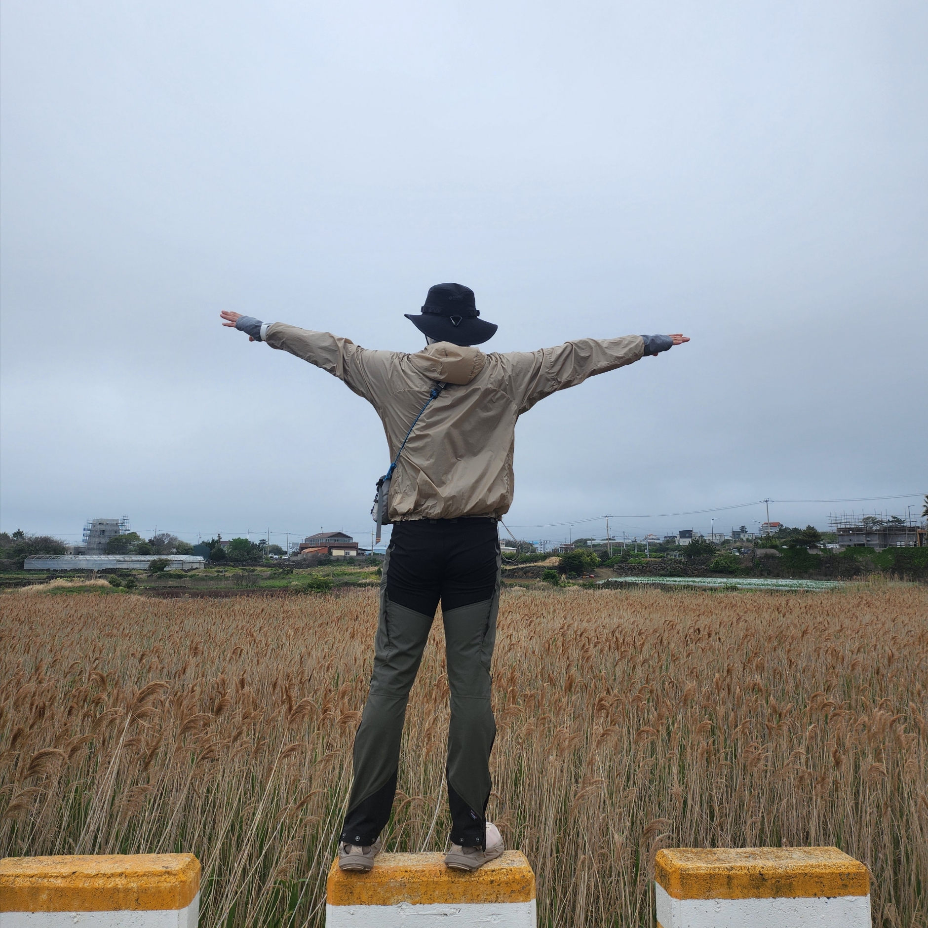 Nike ACG Windproof Cinder Cone Jacket Khaki Summit White - Asia, Hoka Kaha 2 Gore-Tex Oxford Tan 착용 스타일 - 2