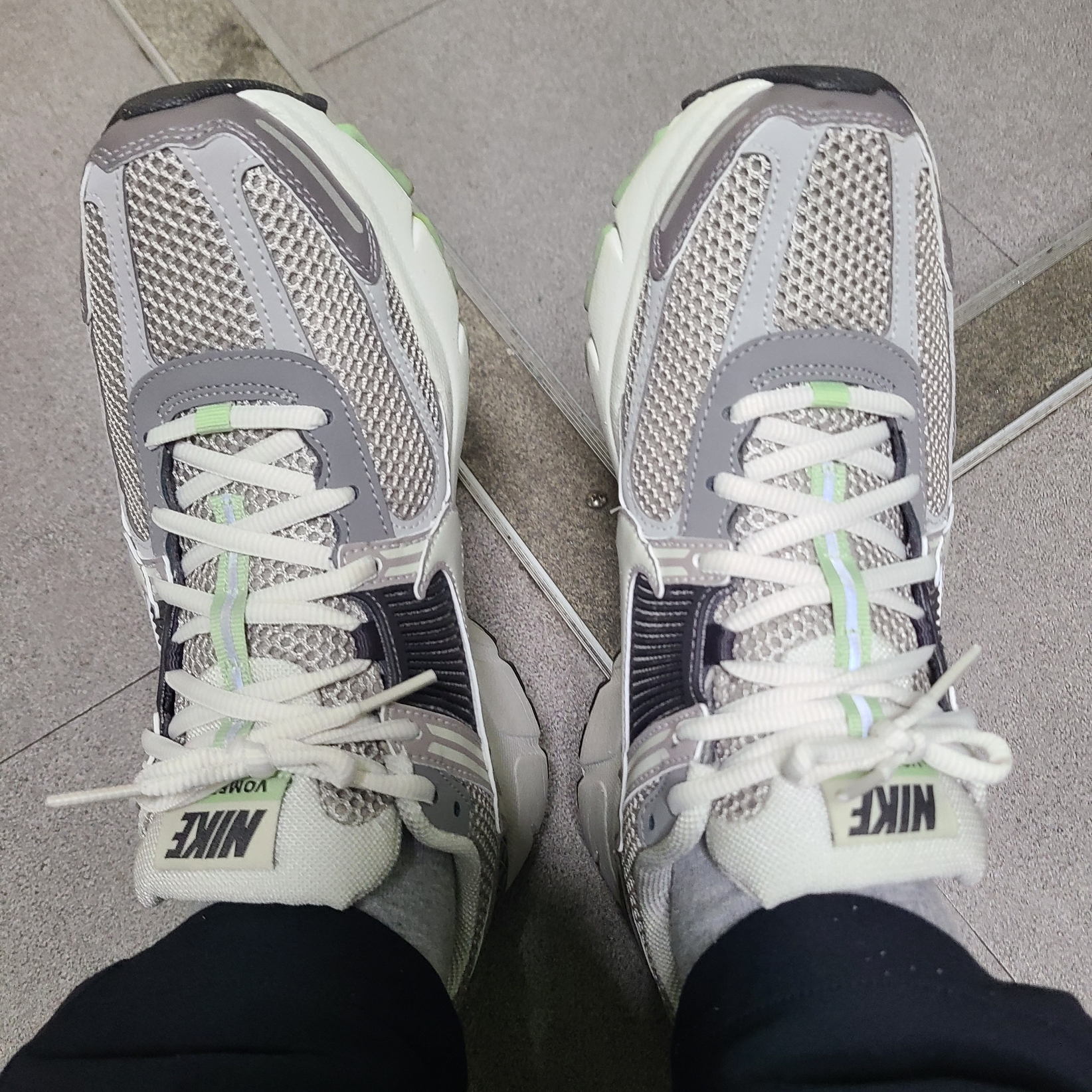 (W) Nike Zoom Vomero 5 Cobblestone and Flat Pewter 착용 스타일