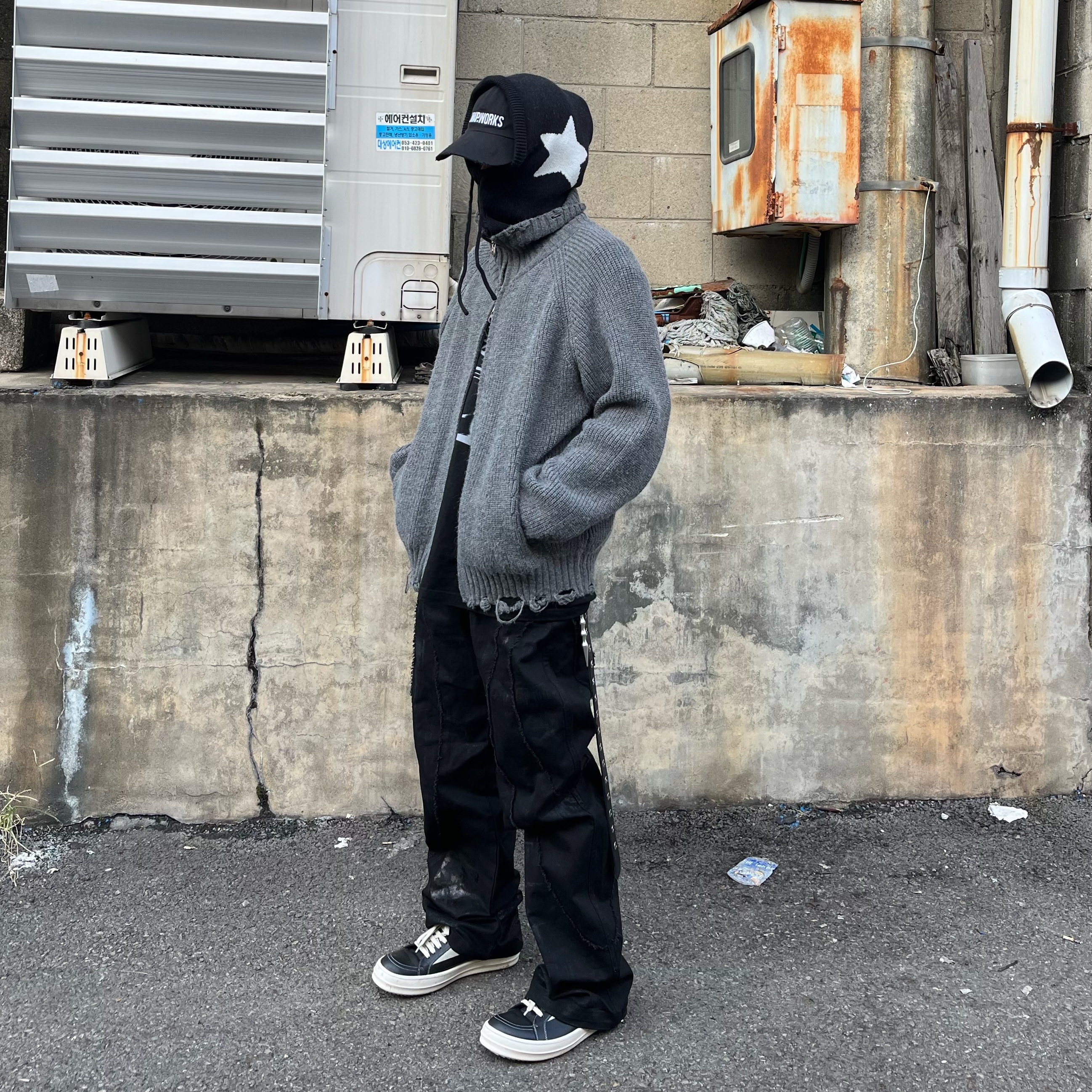 Rick Owens Lido Vintage Sneakers Black Milk, REPINER Curve Coated Trouser Black 착용 스타일 - 1
