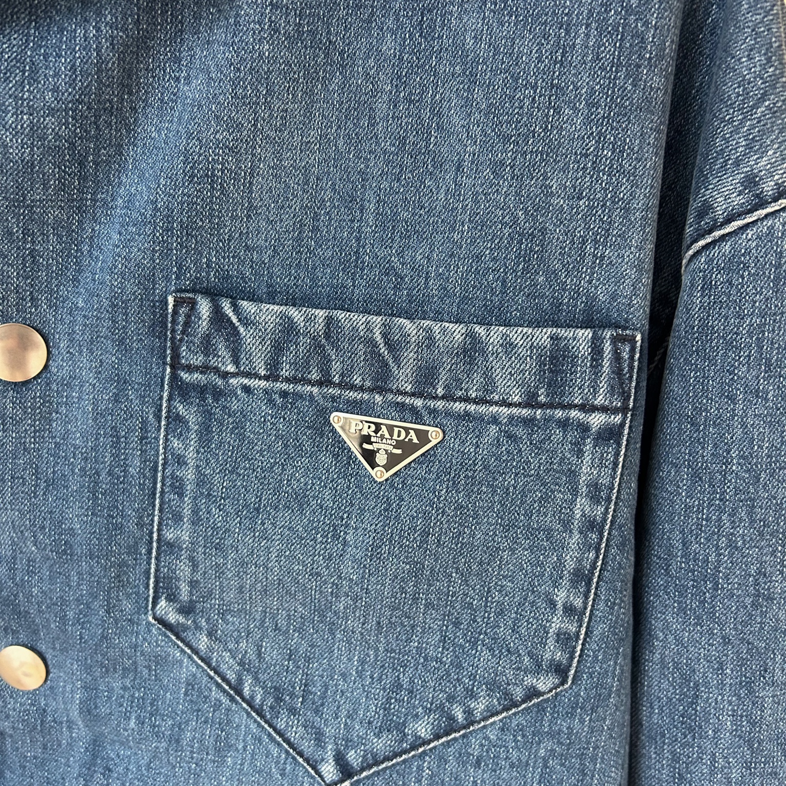 Prada Padding Denim Shirt Light Blue 착용 스타일 - 6