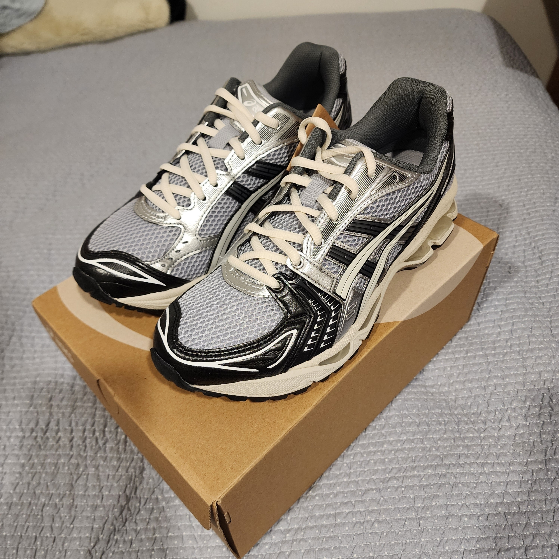 Asics Gel-Kayano 14 Black Glacier Grey 착용 스타일 - 2