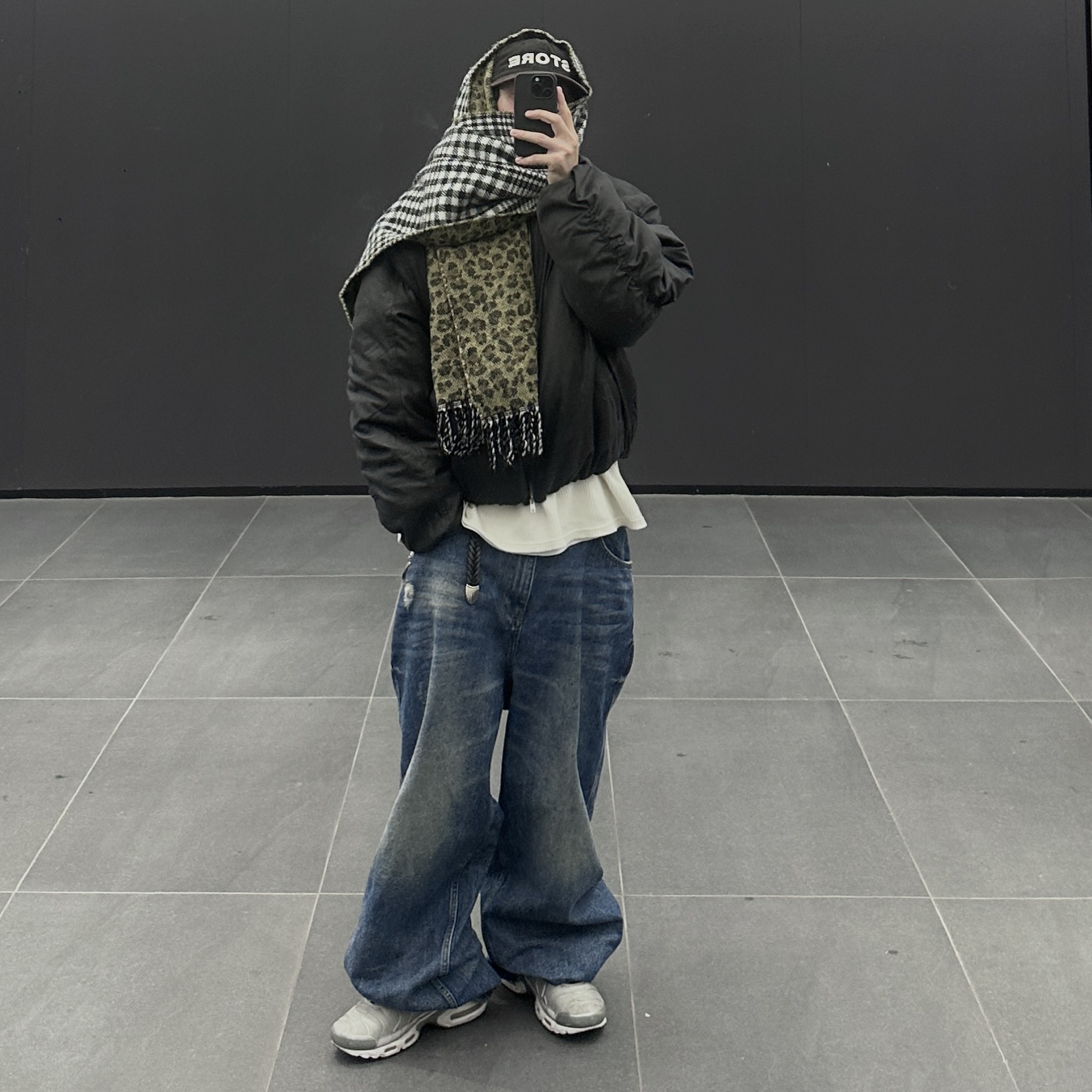Nonnod Double pocket Japanese Denim Mid Blue, MELLOW Back slit washed MA-1 BLACK 착용 스타일 - 4