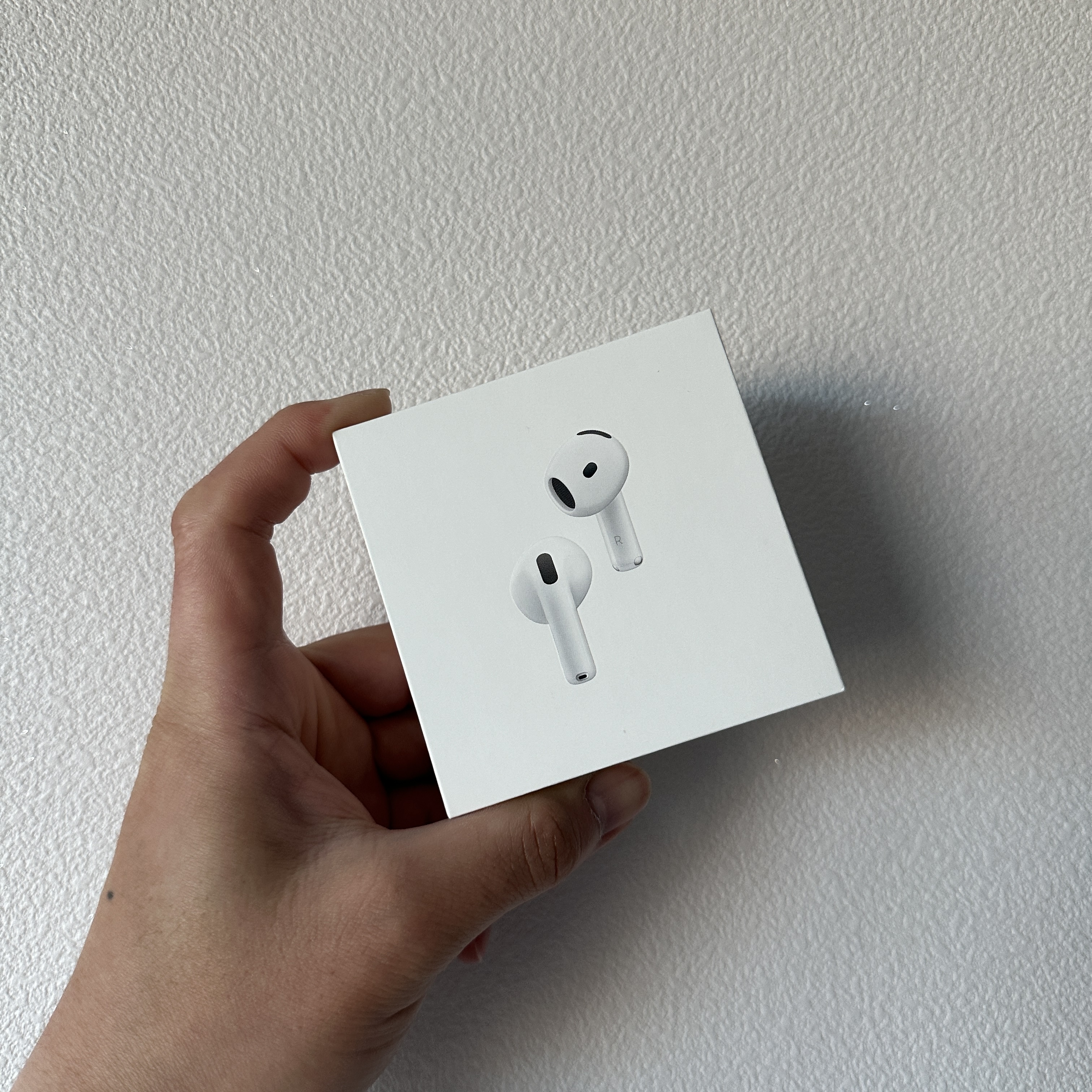 Apple AirPods 4th Gen with Active Noise Cancellation (Korean Ver.) 착용 스타일