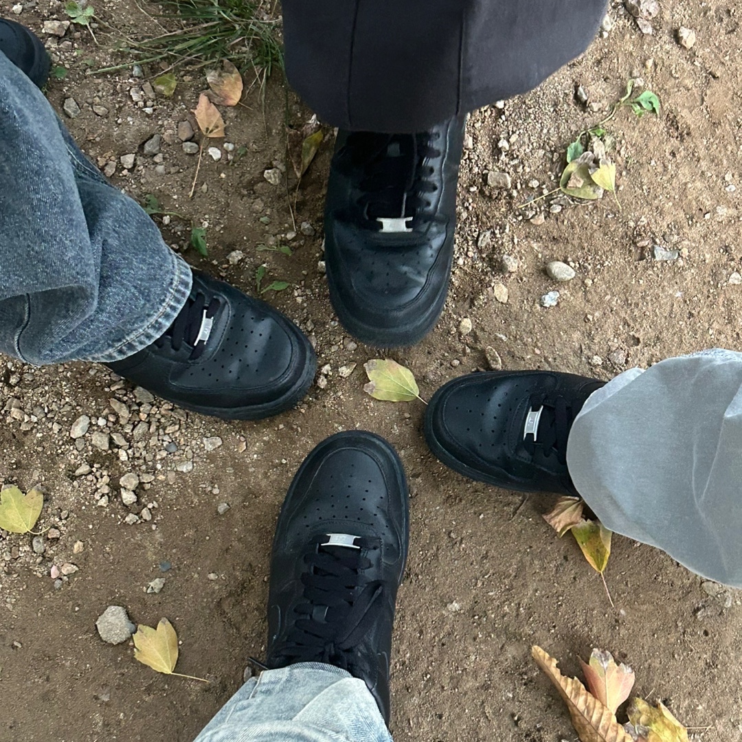 (W) Nike Air Force 1 '07 Low Triple Black 착용 스타일