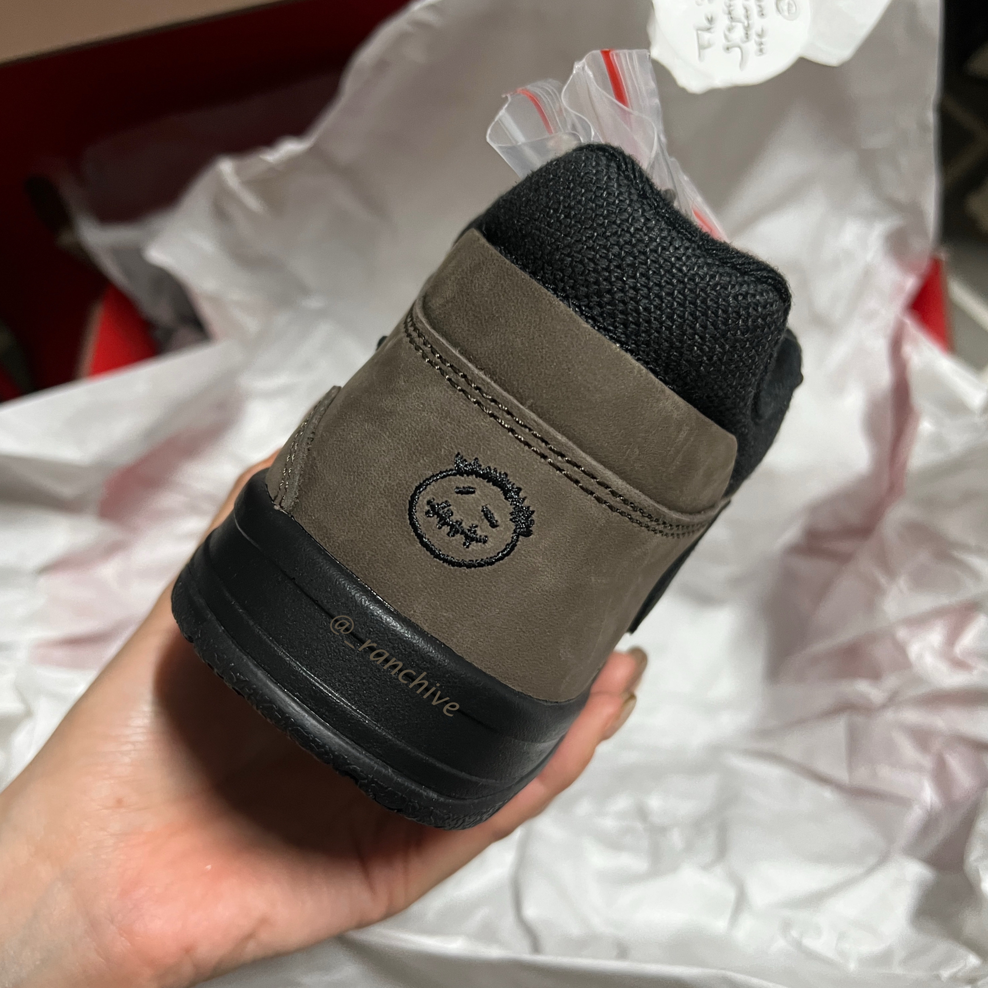 Jordan x Travis Scott Jumpman Jack TR Black and Dark Mocha 착용 스타일 - 2