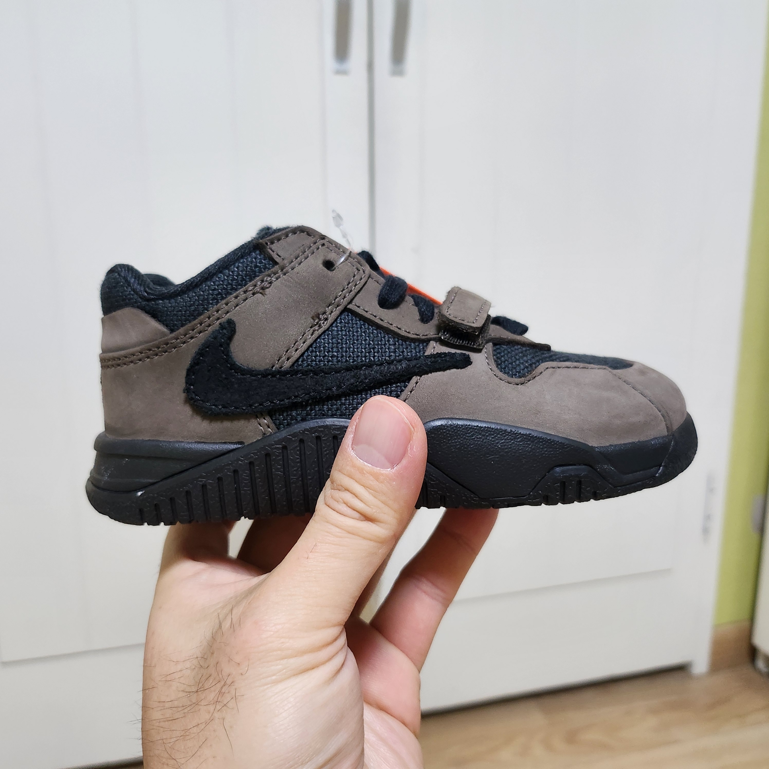 (TD) Jordan x Travis Scott Jumpman Jack TR Black and Dark Mocha 착용 스타일 - 3