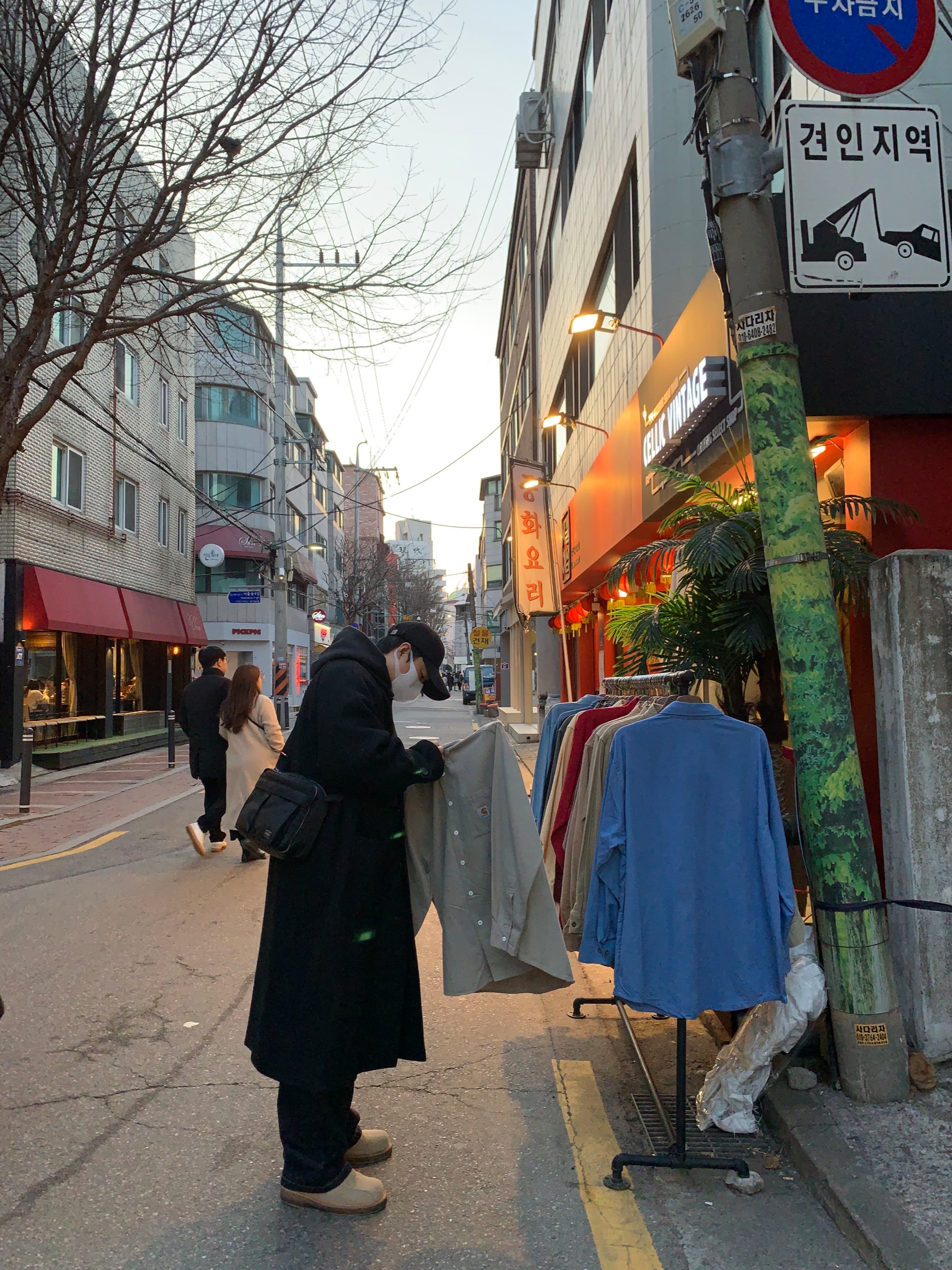 Undermycar Legion.02 Balmacaan Oversized Wool Coat Black, Carhartt WIP Smith Denim Double Knee Pants Black 착용 스타일 - 3