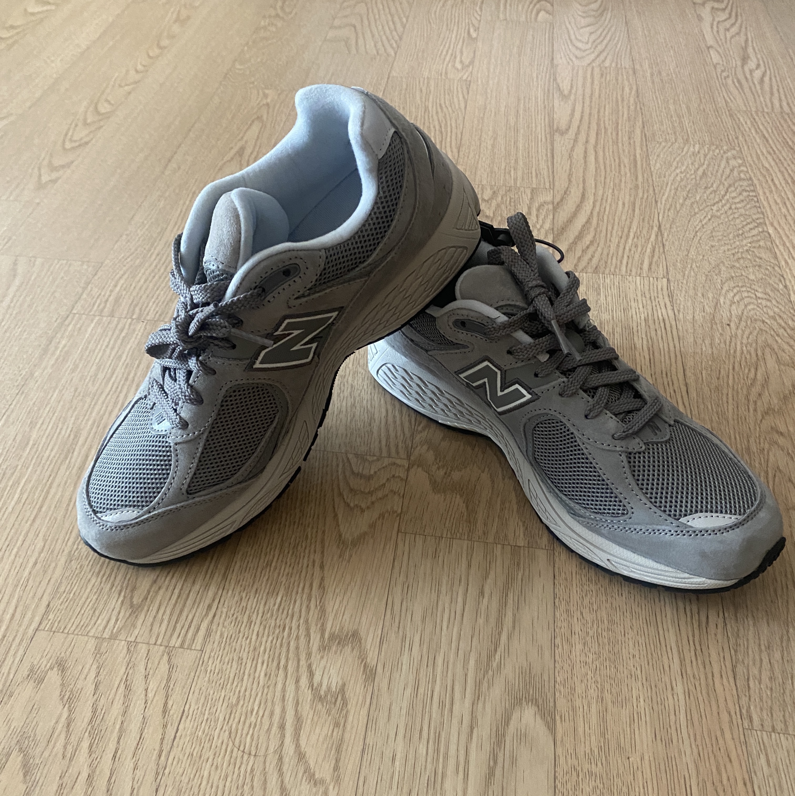 New Balance 2002R Grey 착용 스타일 - 1