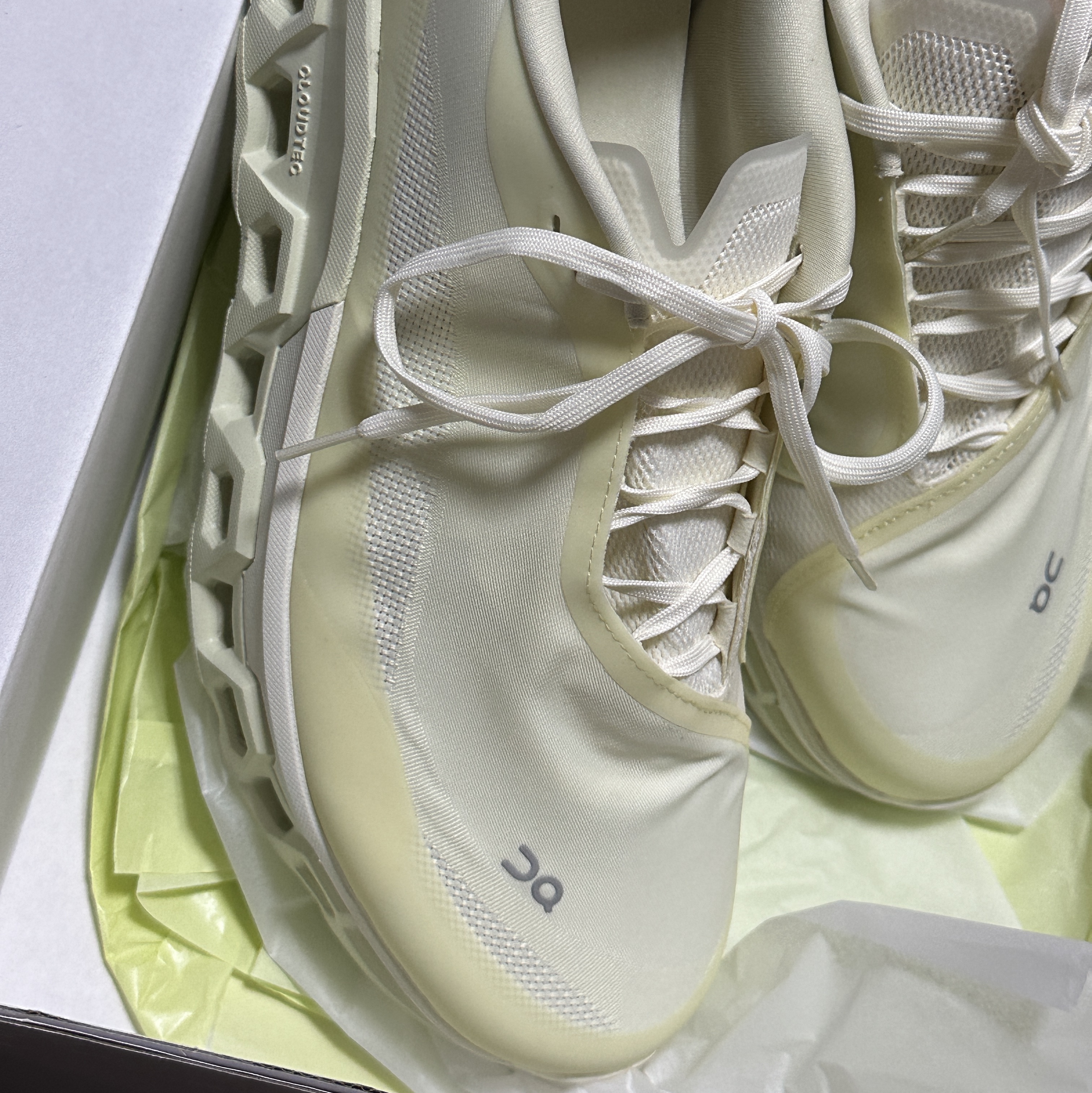 On Running x Post Archive Faction (Paf) Cloudmonster 2 Seedling White 착용 스타일