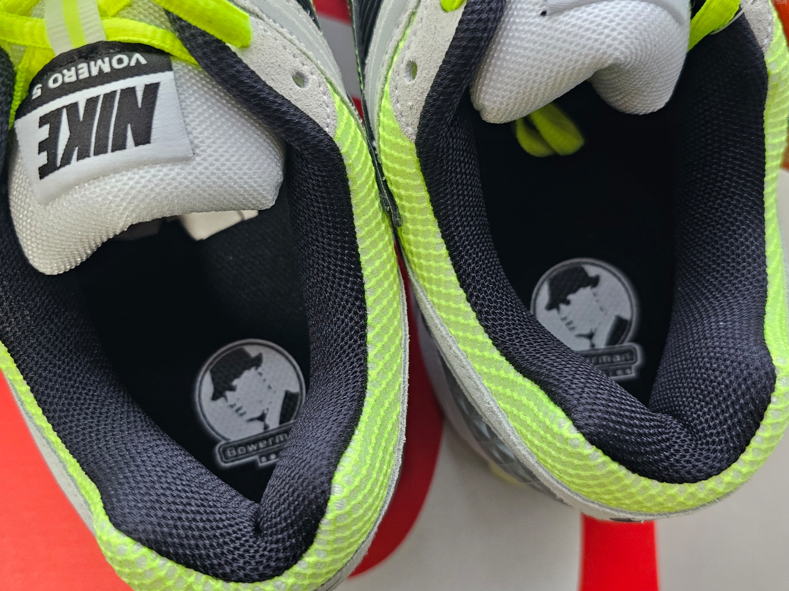 Nike Zoom Vomero 5 Volt Metallic Platinum 착용 스타일 - 2