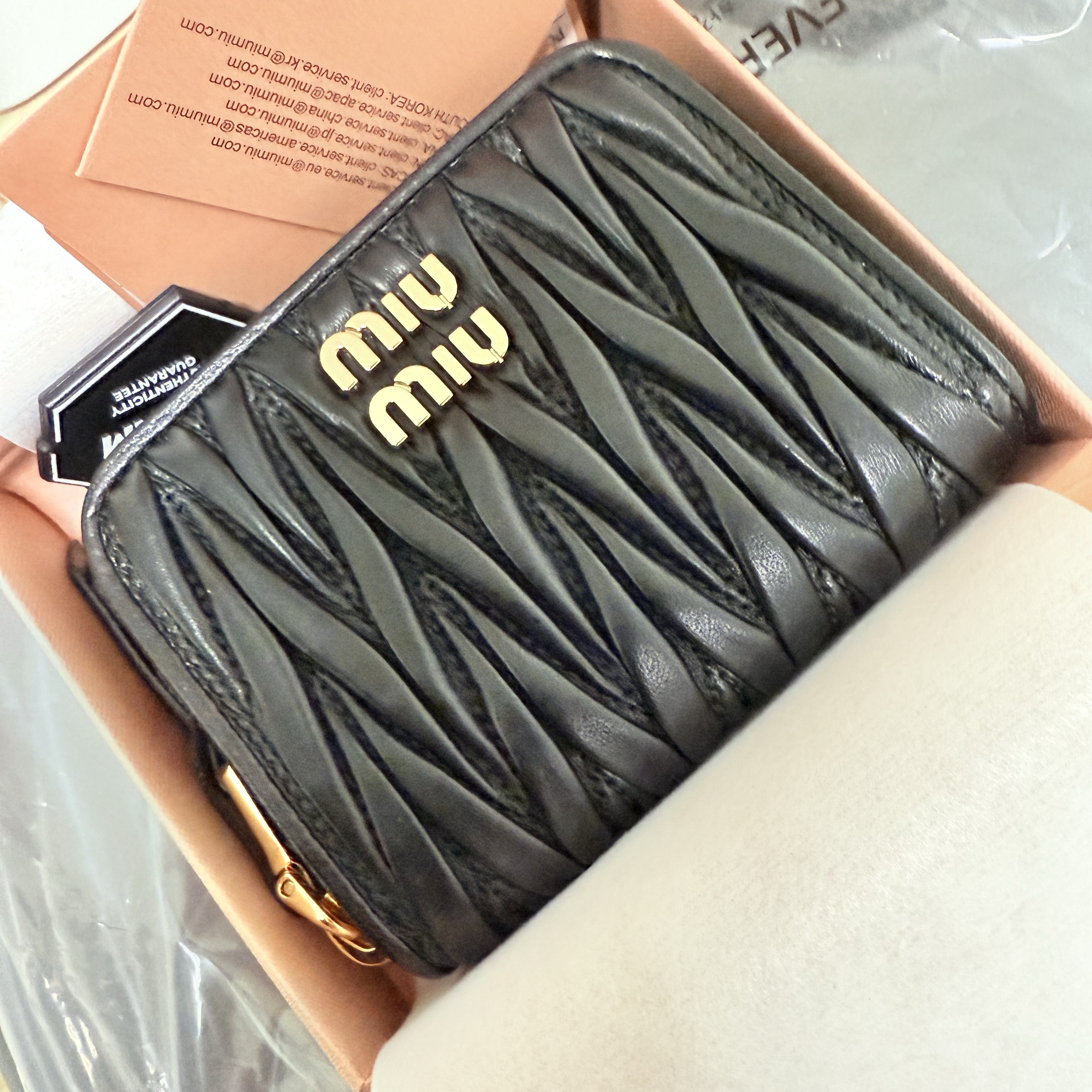 Miu Miu Matelasse Nappa Leather Coin Purse Black 착용 스타일