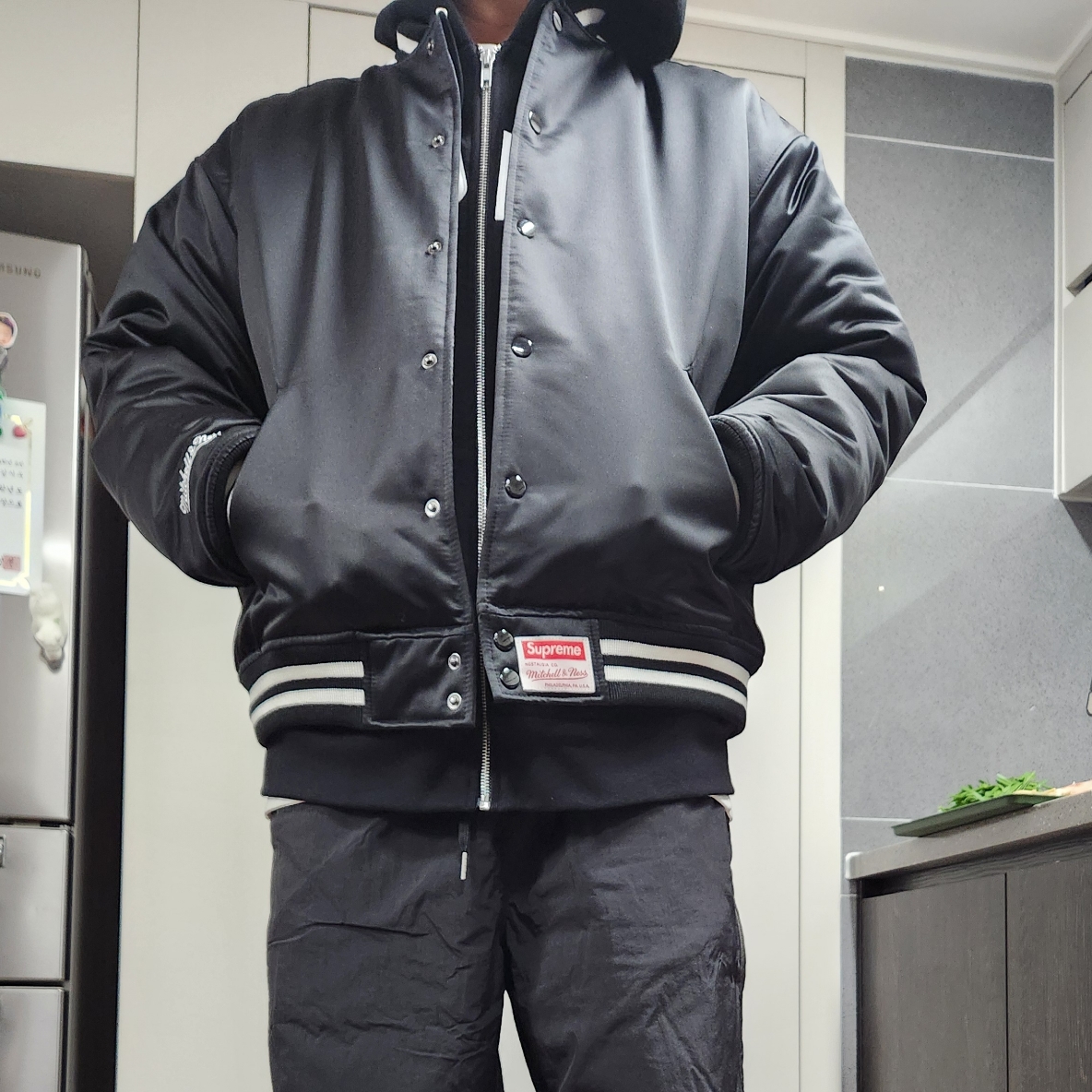 Supreme Mitchell & Ness Satin Varsity Jacket Black - 24FW 착용 스타일 - 2