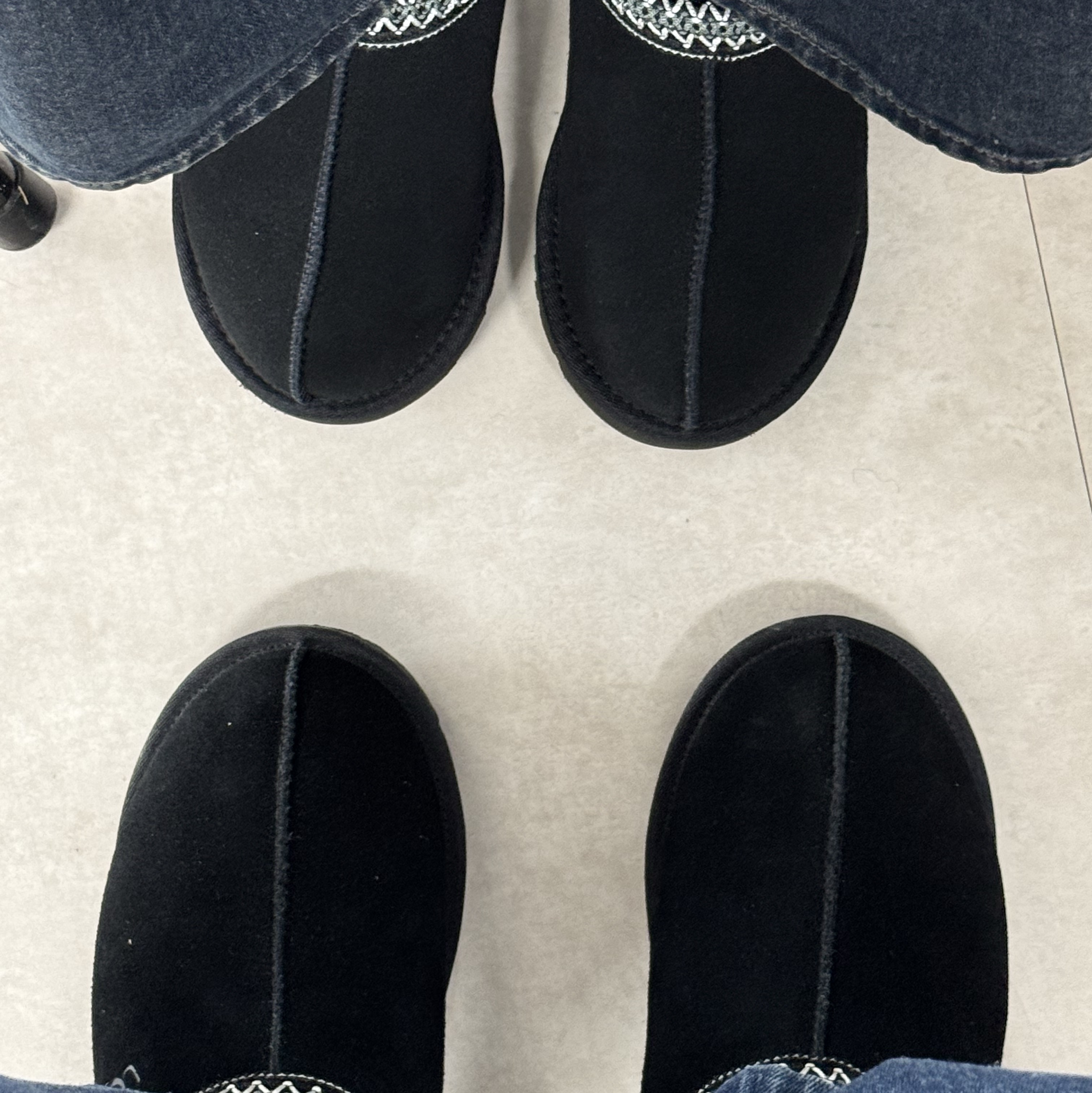 (W) UGG Tasman Slipper Black 착용 스타일