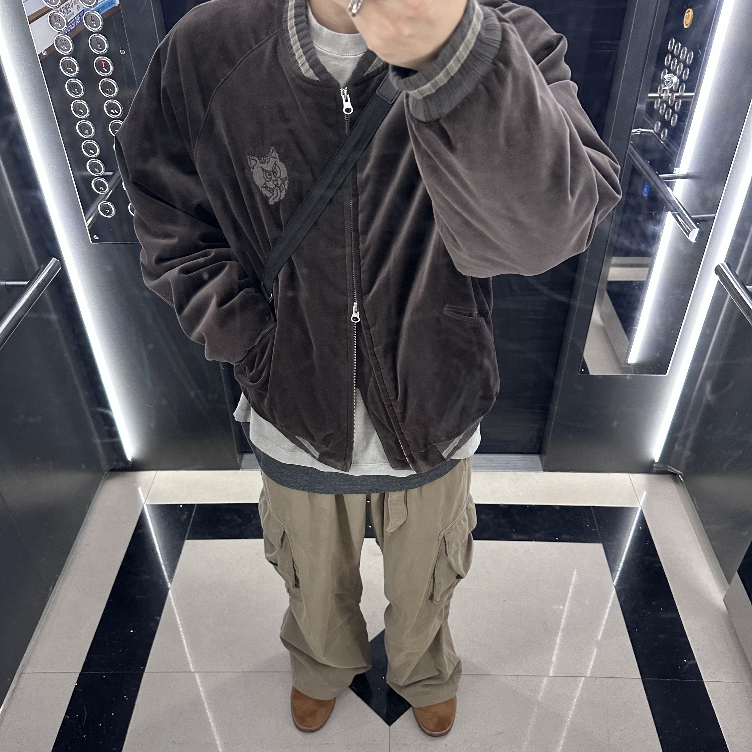 Polyteru x HANK Velvet Souvenir Jacket Brown - 23FW, Polyteru Calf Bag Black Lambskin 착용 스타일
