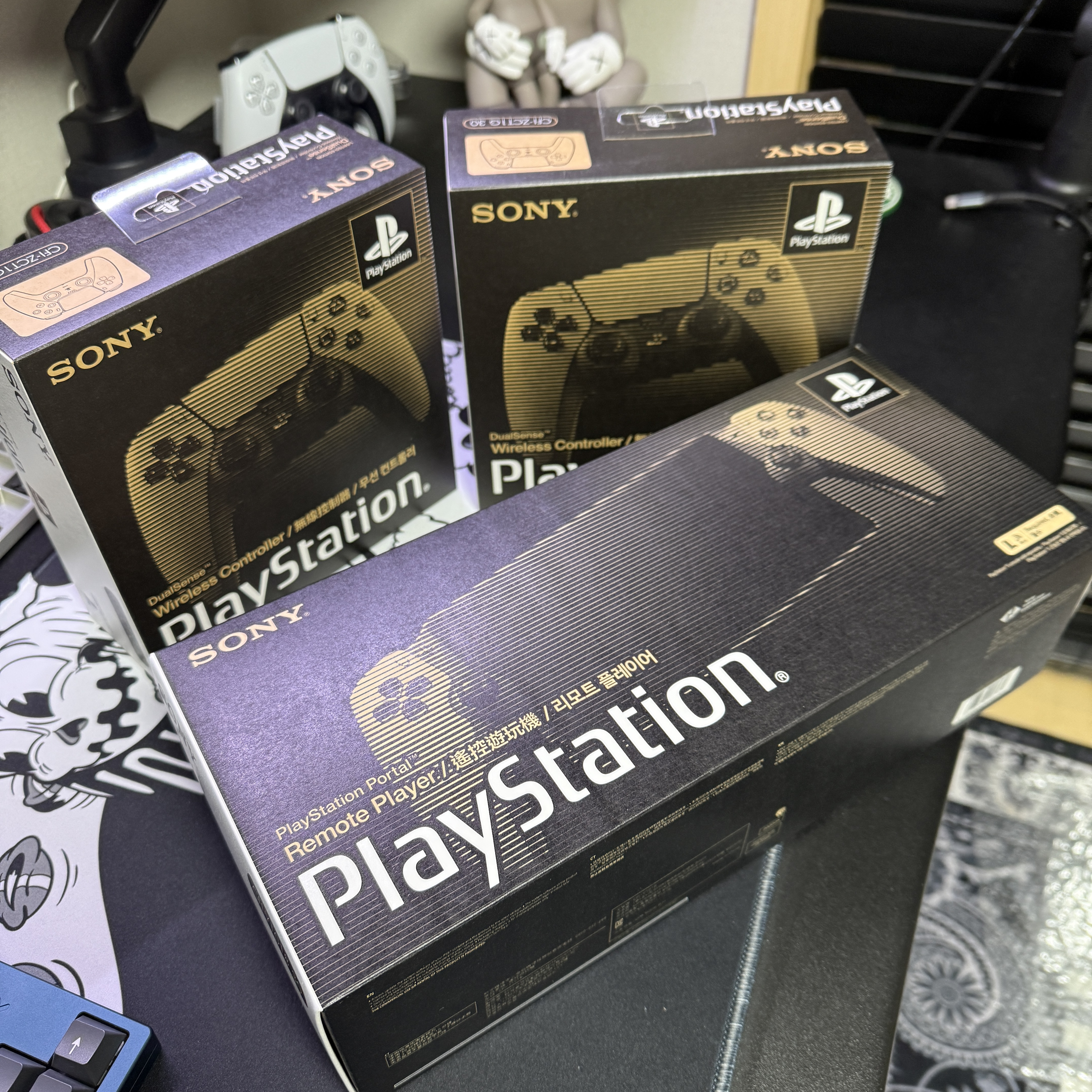 Playstation Portal Remote Player 30th Anniversary Limited Edition (SIEK 220V), Playstation 5 DualSense Wireless Controller 30th Anniversary Limited Edition (SIEK 220V) 착용 스타일 - 1