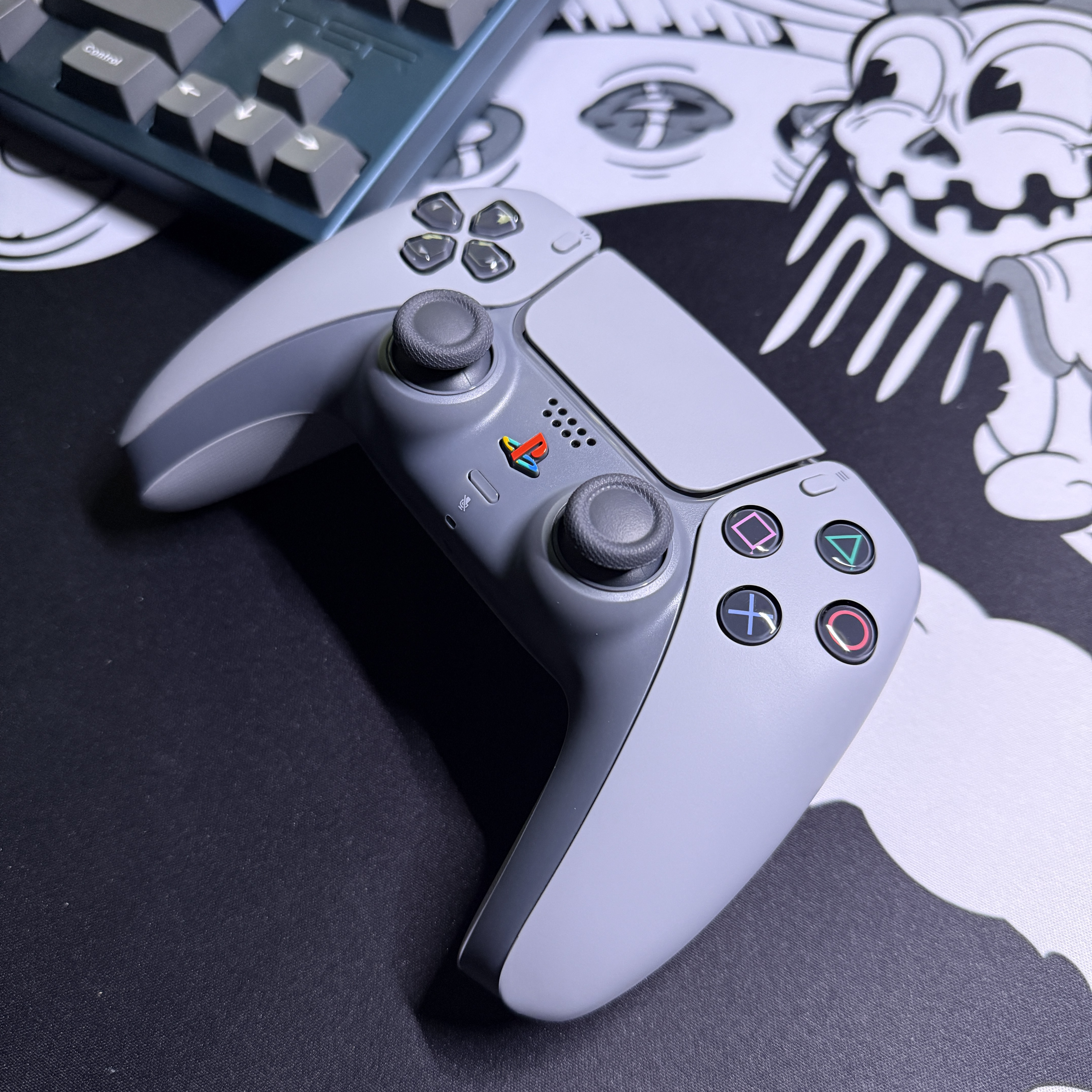 Playstation Portal Remote Player 30th Anniversary Limited Edition (SIEK 220V), Playstation 5 DualSense Wireless Controller 30th Anniversary Limited Edition (SIEK 220V) 착용 스타일 - 2
