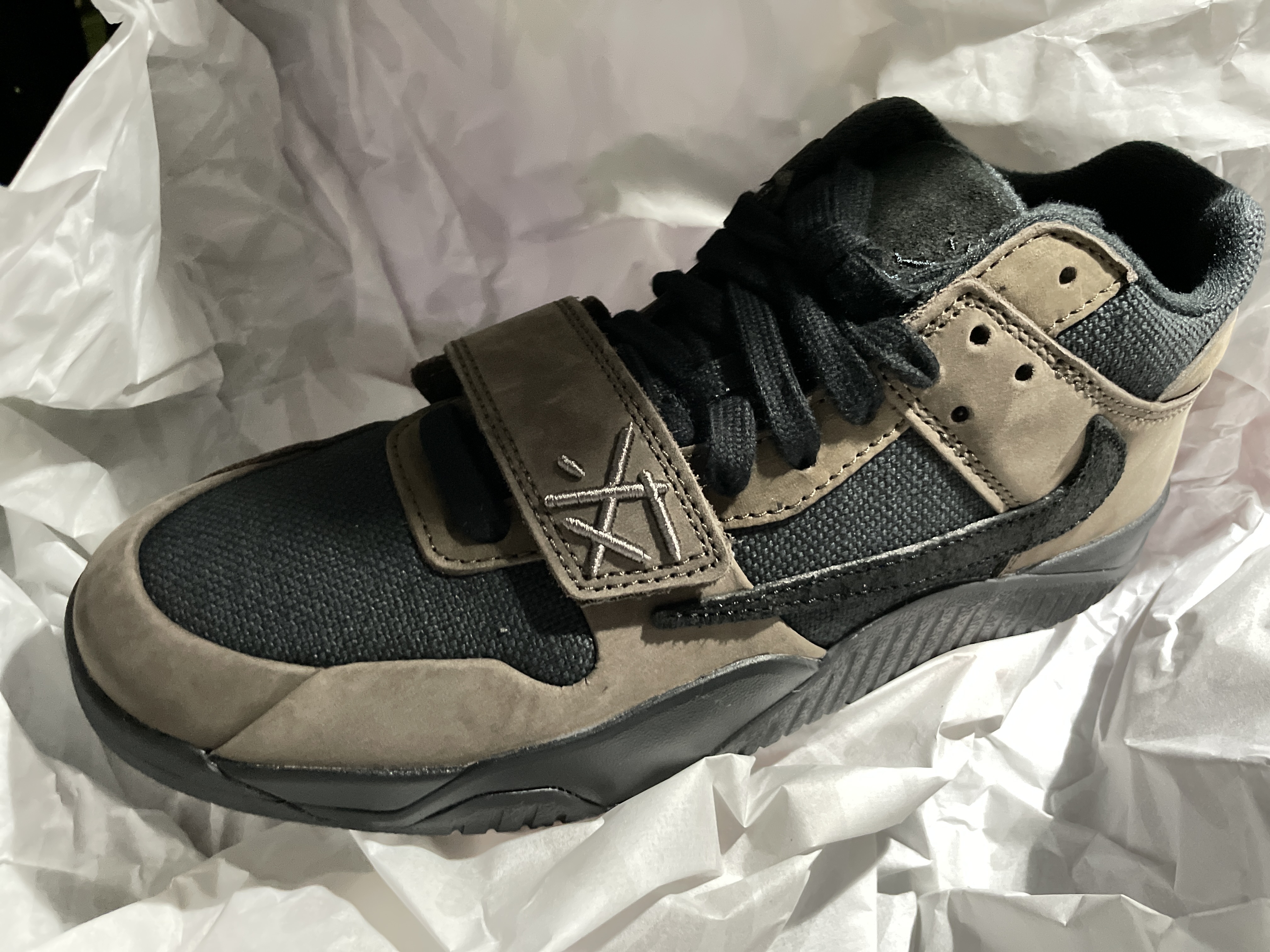 Jordan x Travis Scott Jumpman Jack TR Black and Dark Mocha 착용 스타일 - 2