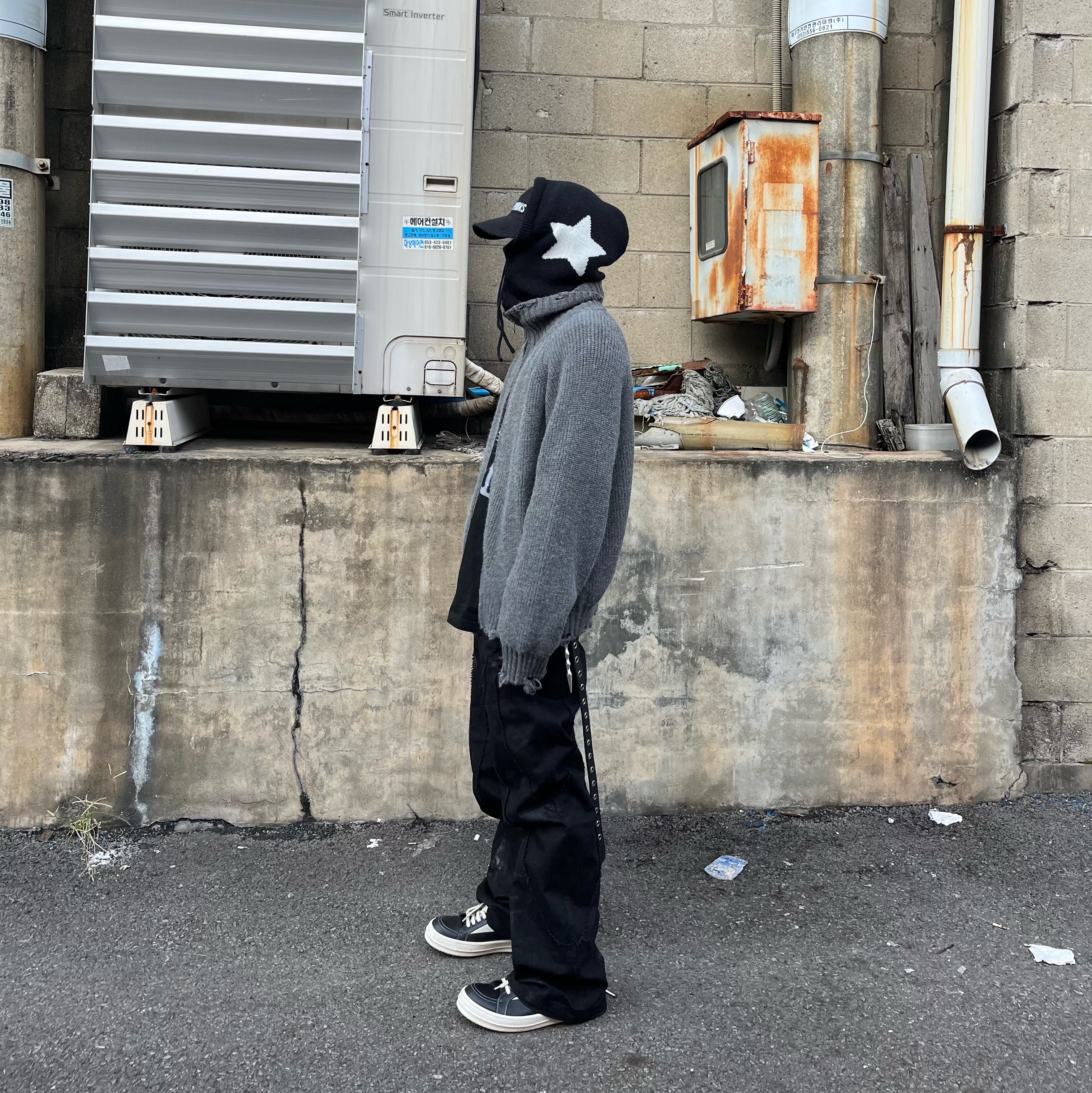 Rick Owens Lido Vintage Sneakers Black Milk, REPINER Curve Coated Trouser Black 착용 스타일 - 2