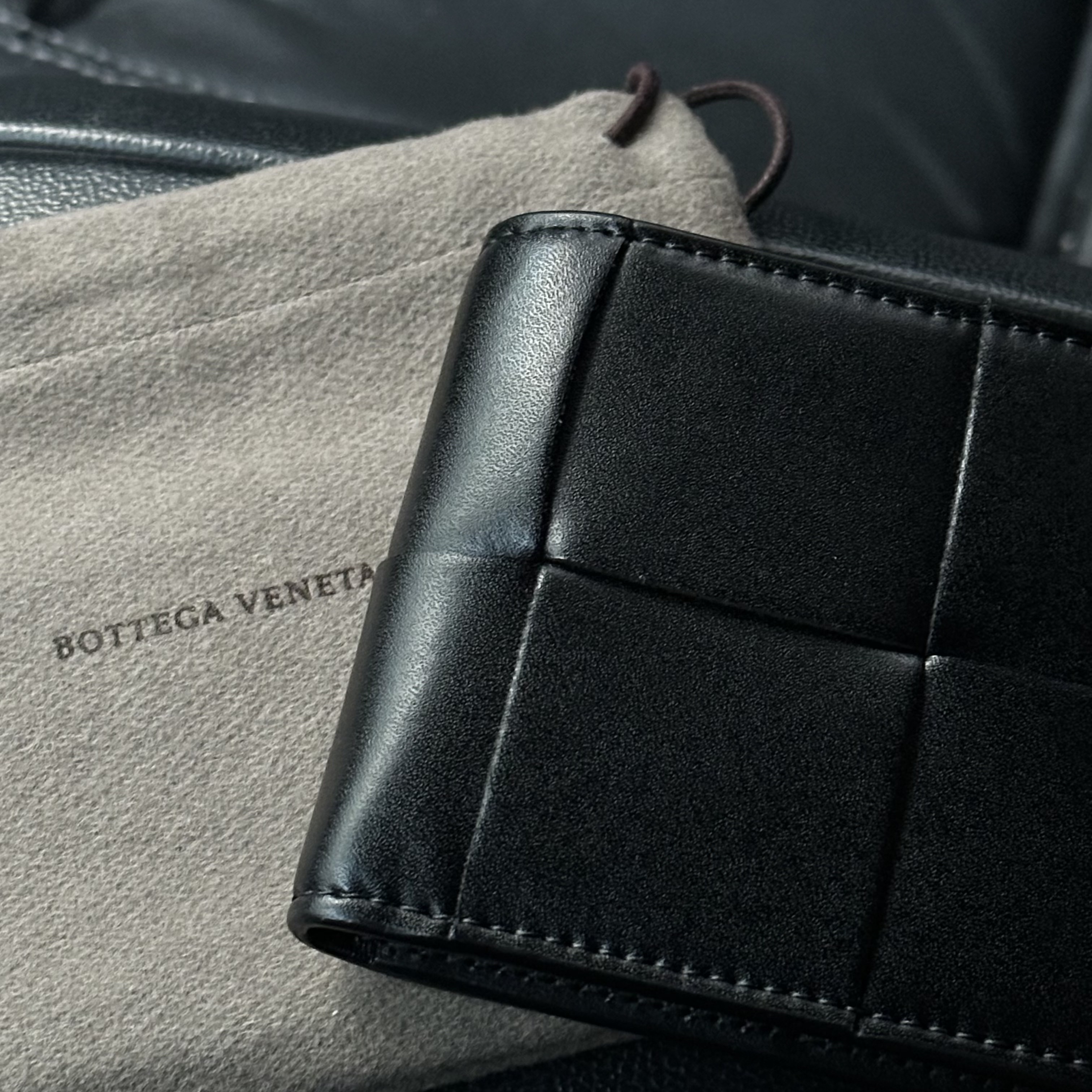 Bottega Veneta Bi-Fold Wallet Black 착용 스타일