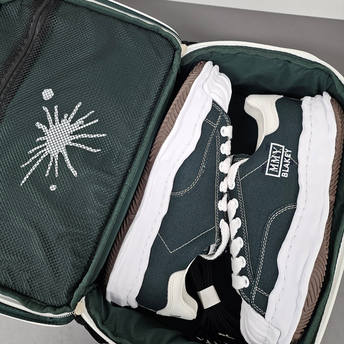 Odyssey x Maison Mihara Yasuhiro Cross Bag White, Maison Mihara Yasuhiro x Odyssey Blakey OG Sole Canvas Low-top Sneakers Chater V Edition Green 착용 스타일