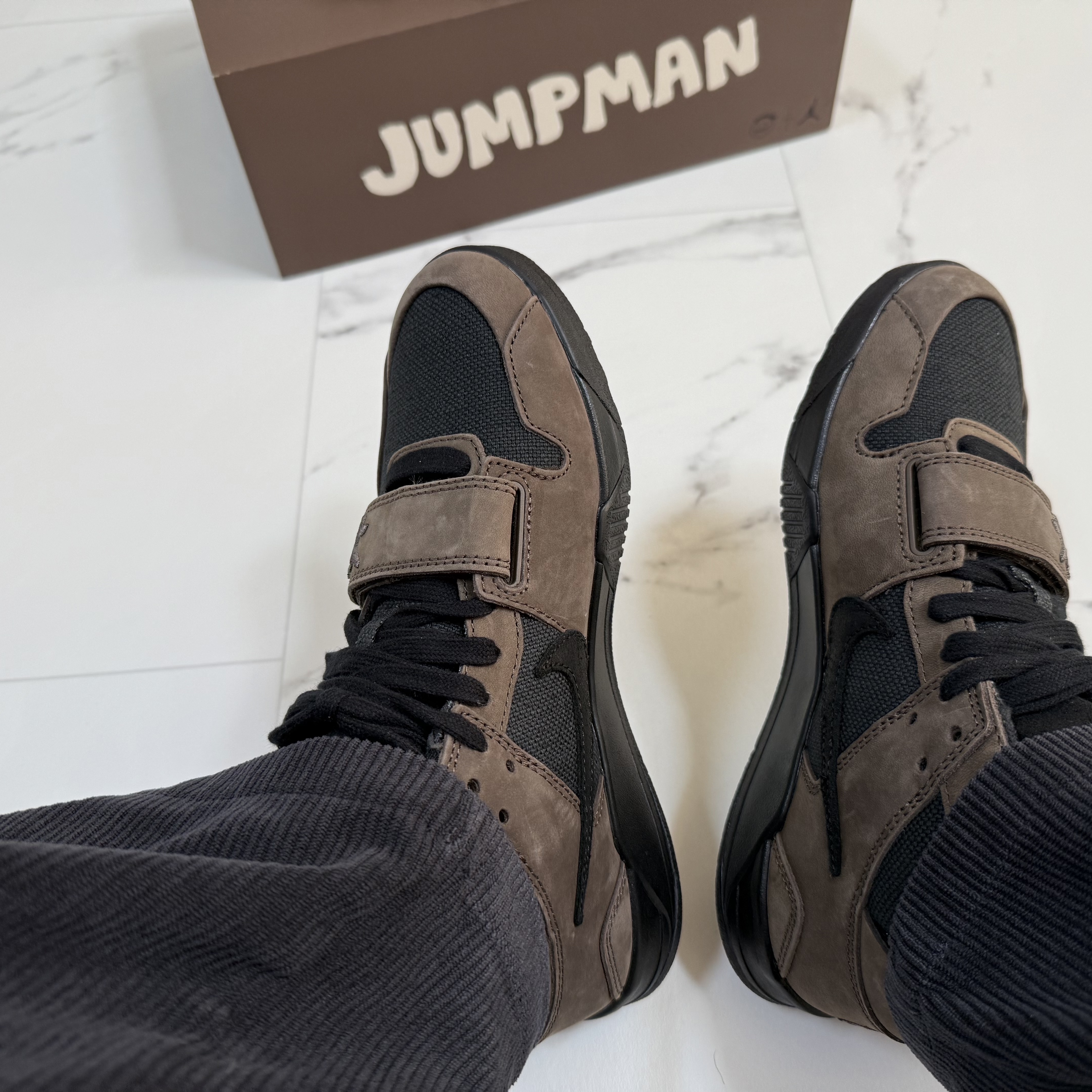 Jordan x Travis Scott Jumpman Jack TR Black and Dark Mocha 착용 스타일 - 2