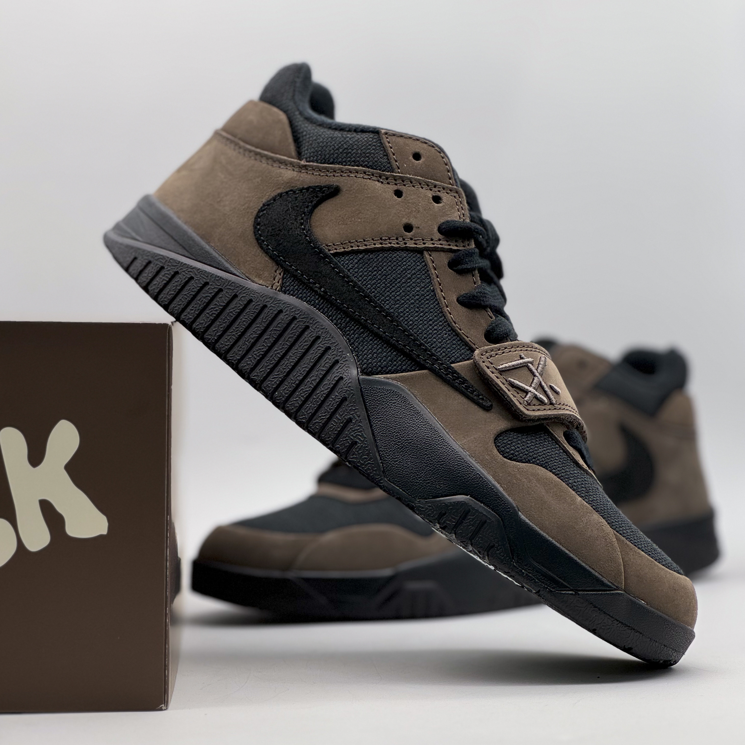 Jordan x Travis Scott Jumpman Jack TR Black and Dark Mocha 착용 스타일 - 6
