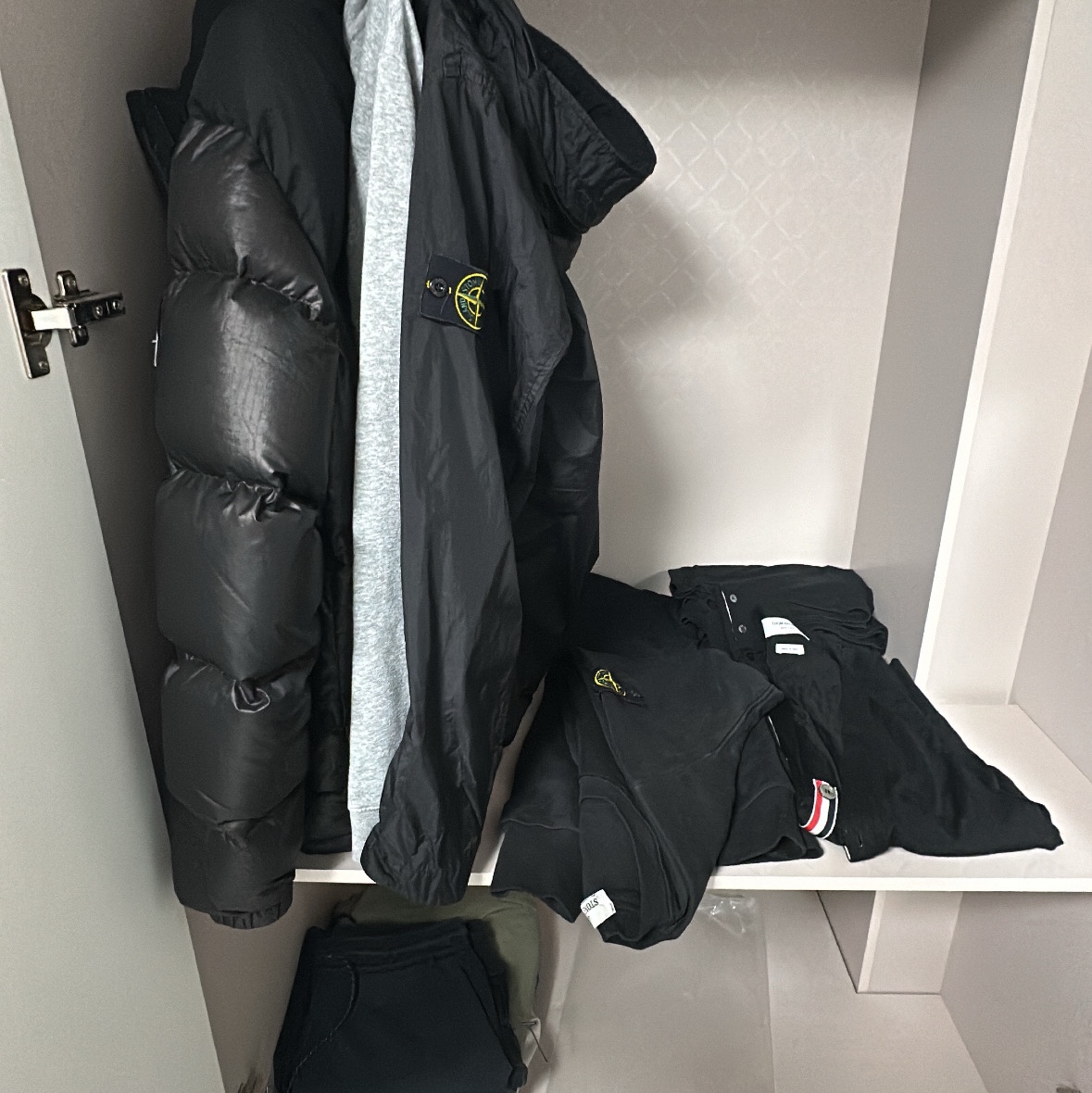 Play Comme des Garcons Black Heart Knit Cardigan Grey, Moncler Padded Wool Cardigan Black - 24FW 착용 스타일 - 4