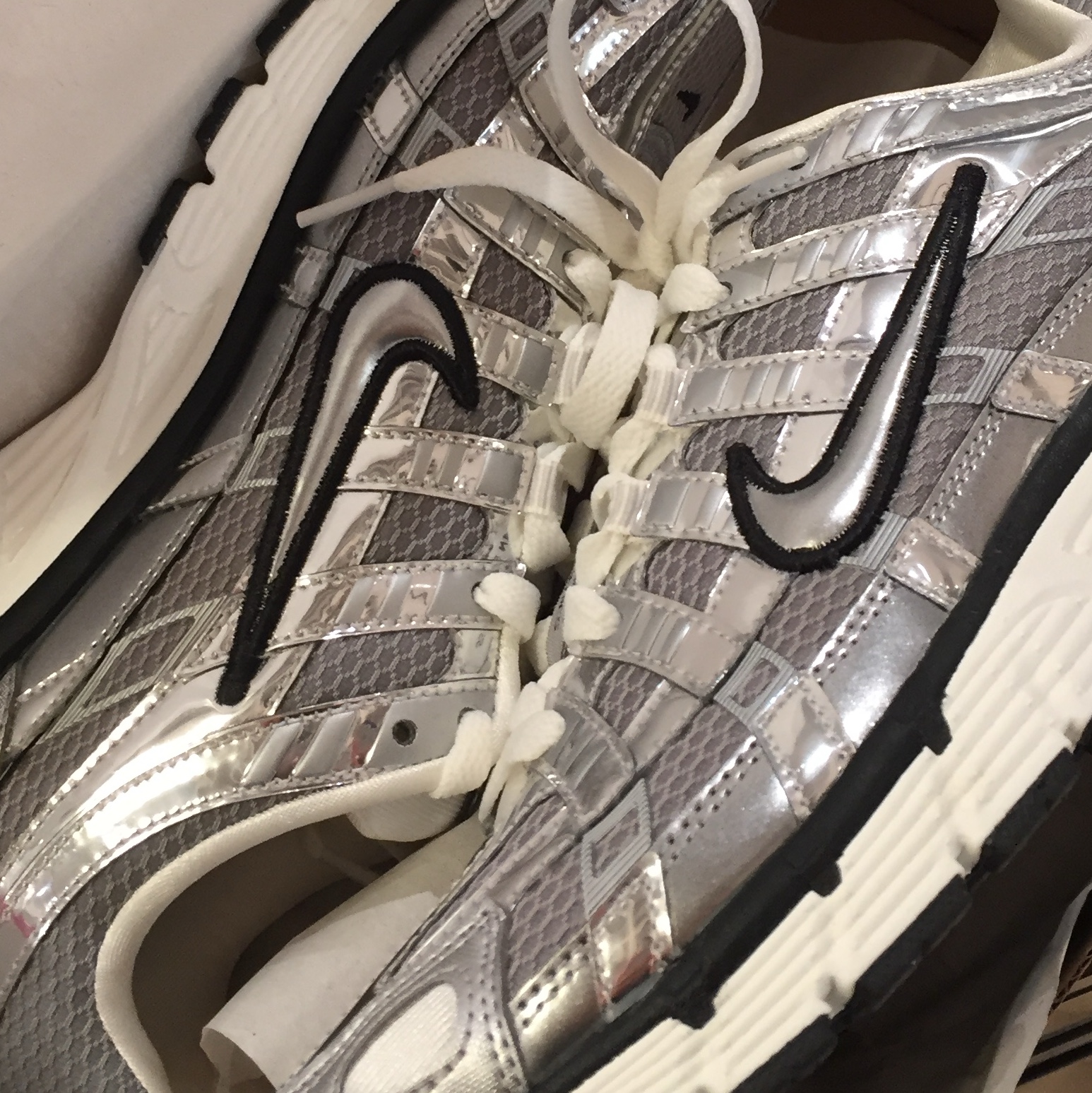 Nike P-6000 Metallic Silver 착용 스타일 - 1