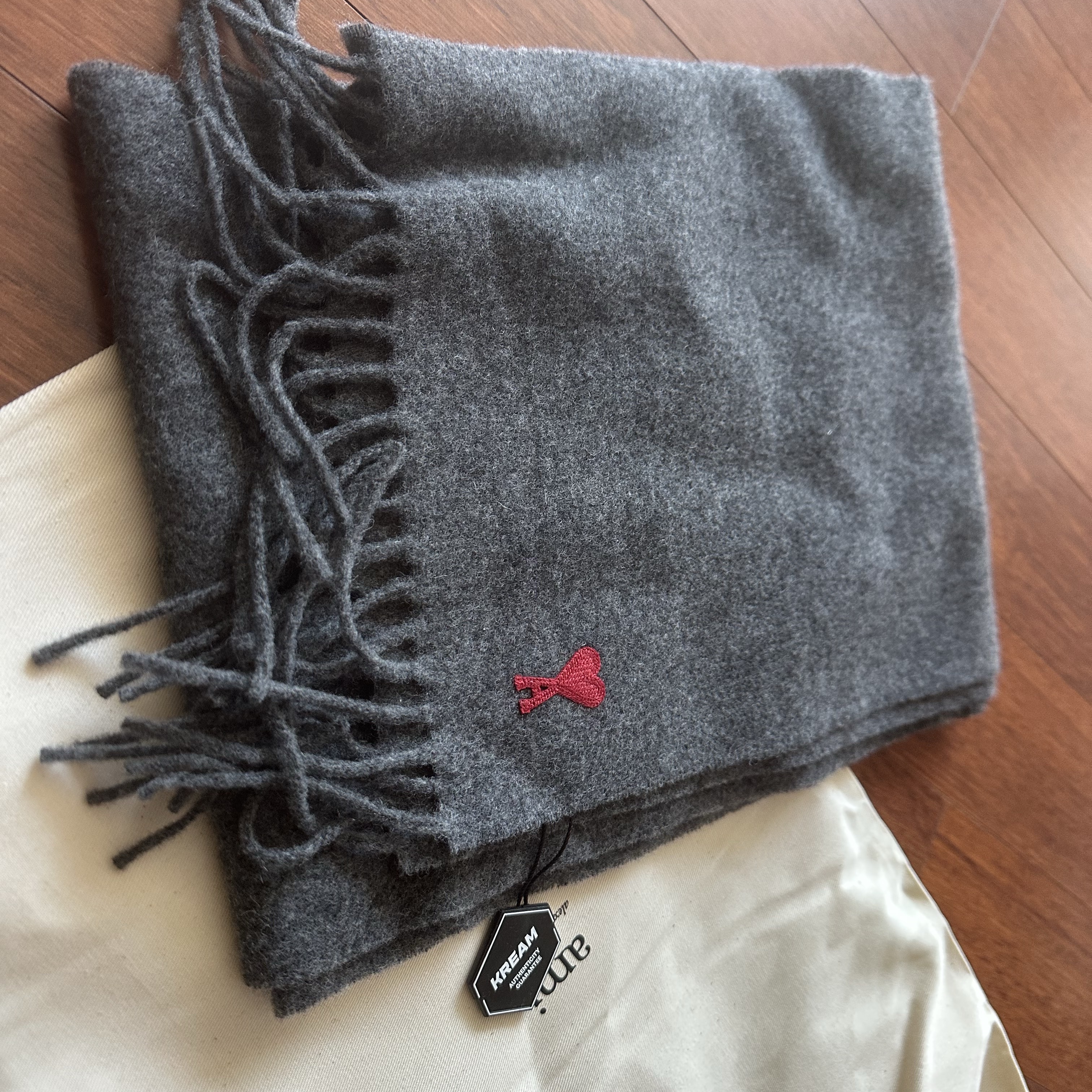 AMI de Coeur Muffler Dark Grey 착용 스타일