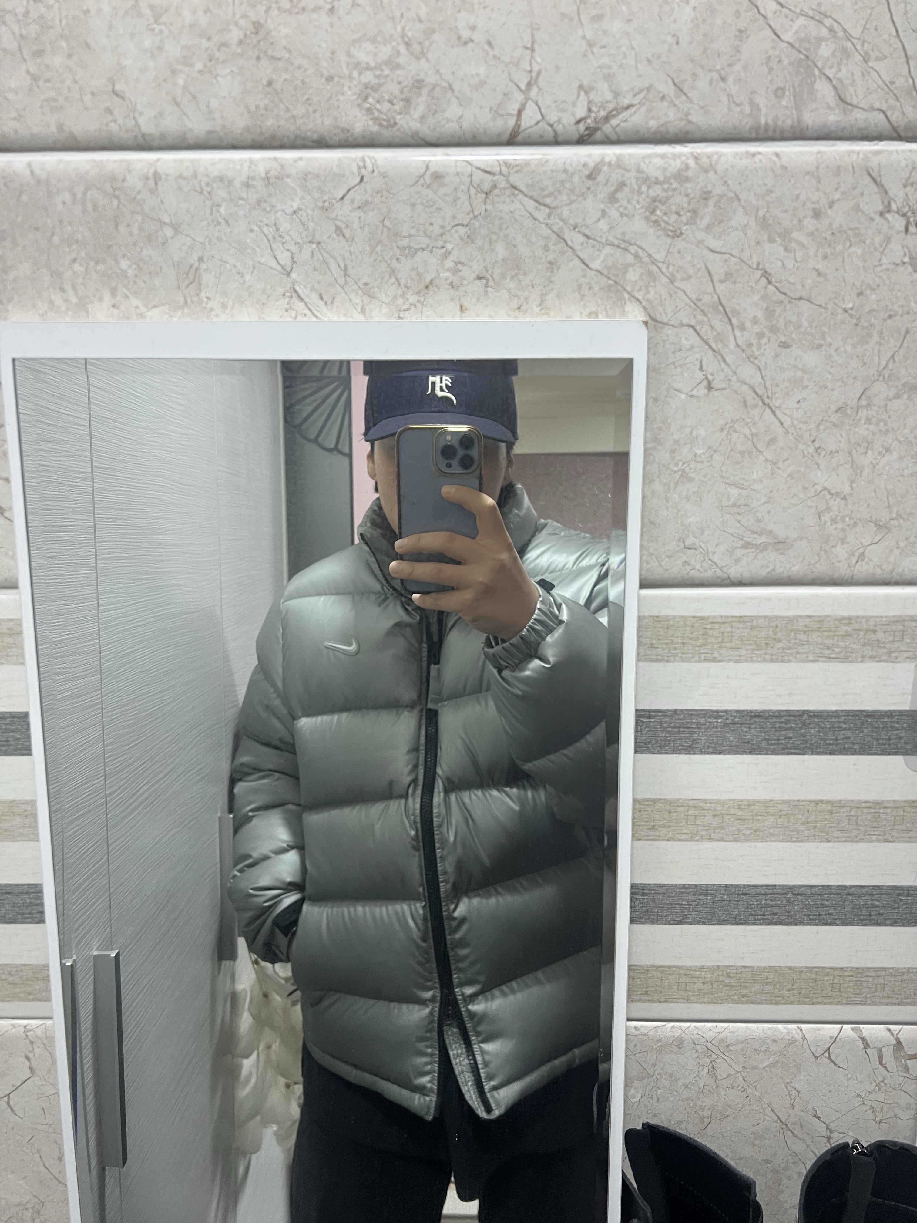 Nike x Drake Nocta Sunset Puffer Jacket Mica Green Cyber (FN8196-330) 착용 스타일 - 2