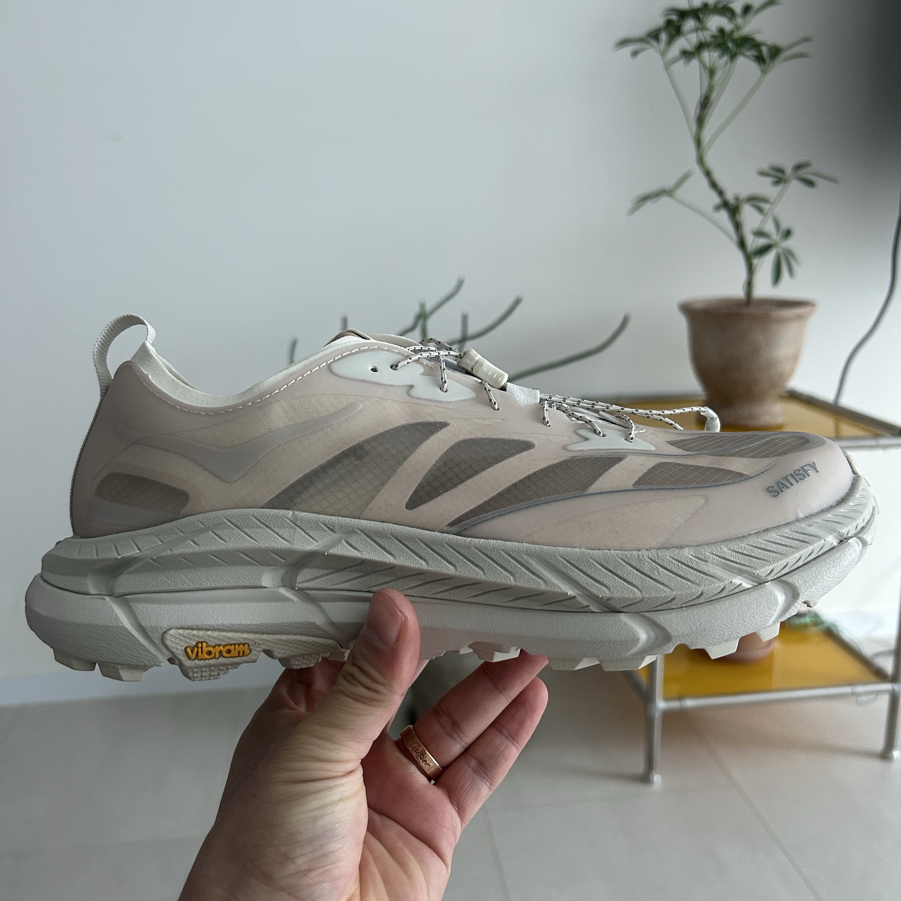 Hoka x Satisfy Mafate Speed 4 Lite Bone 착용 스타일