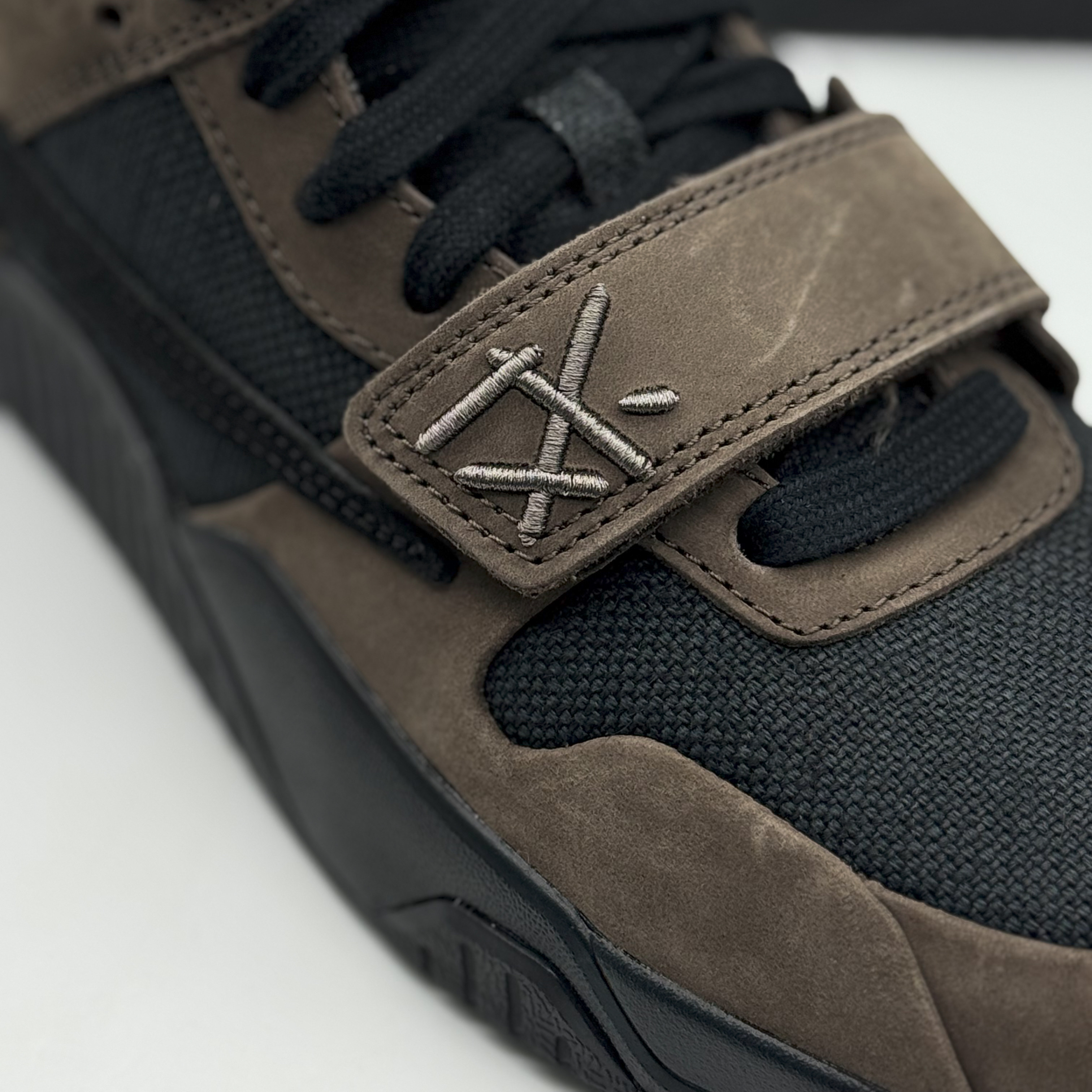 Jordan x Travis Scott Jumpman Jack TR Black and Dark Mocha 착용 스타일 - 4