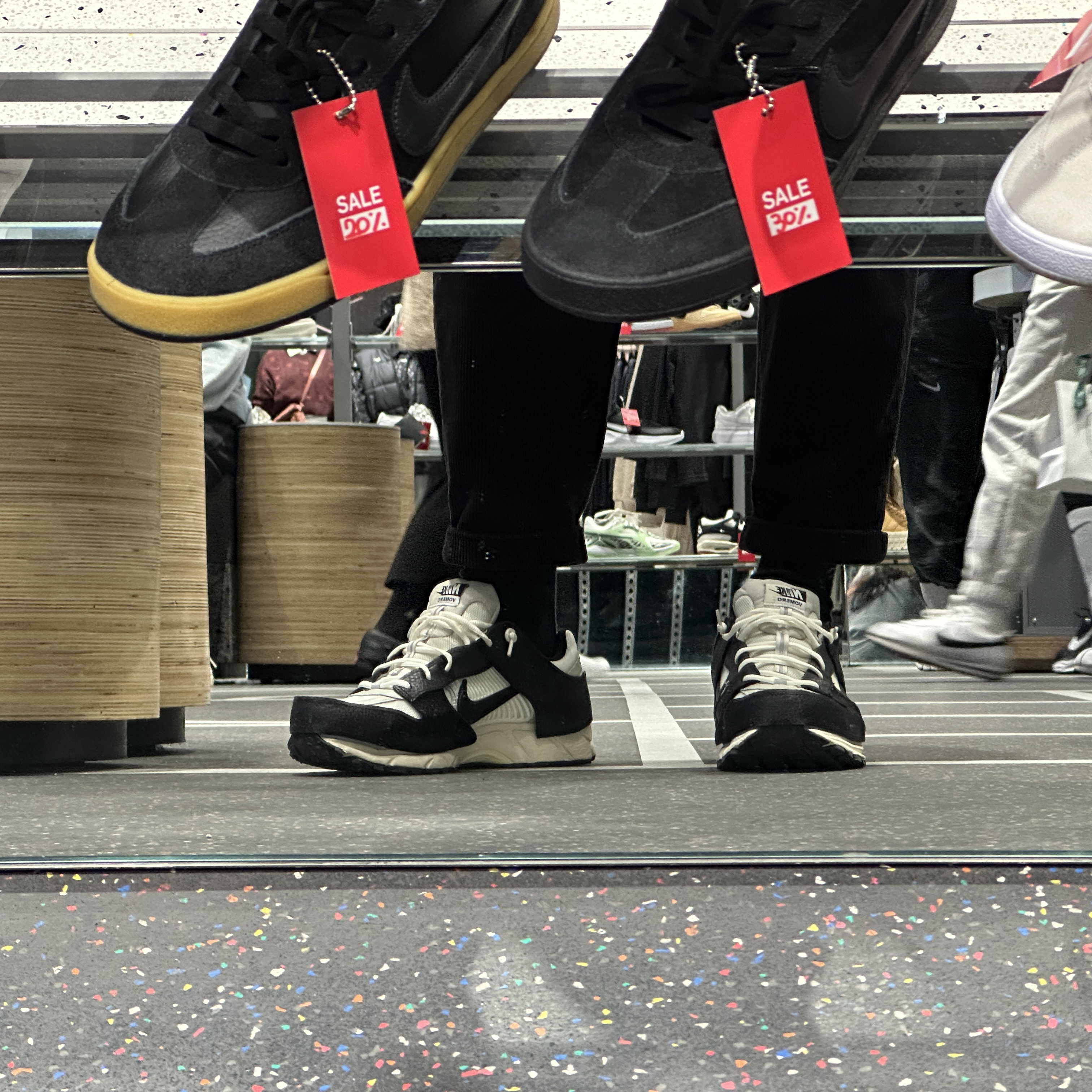 (W) Nike Zoom Vomero 5 Wolf Grey and Black 착용 스타일