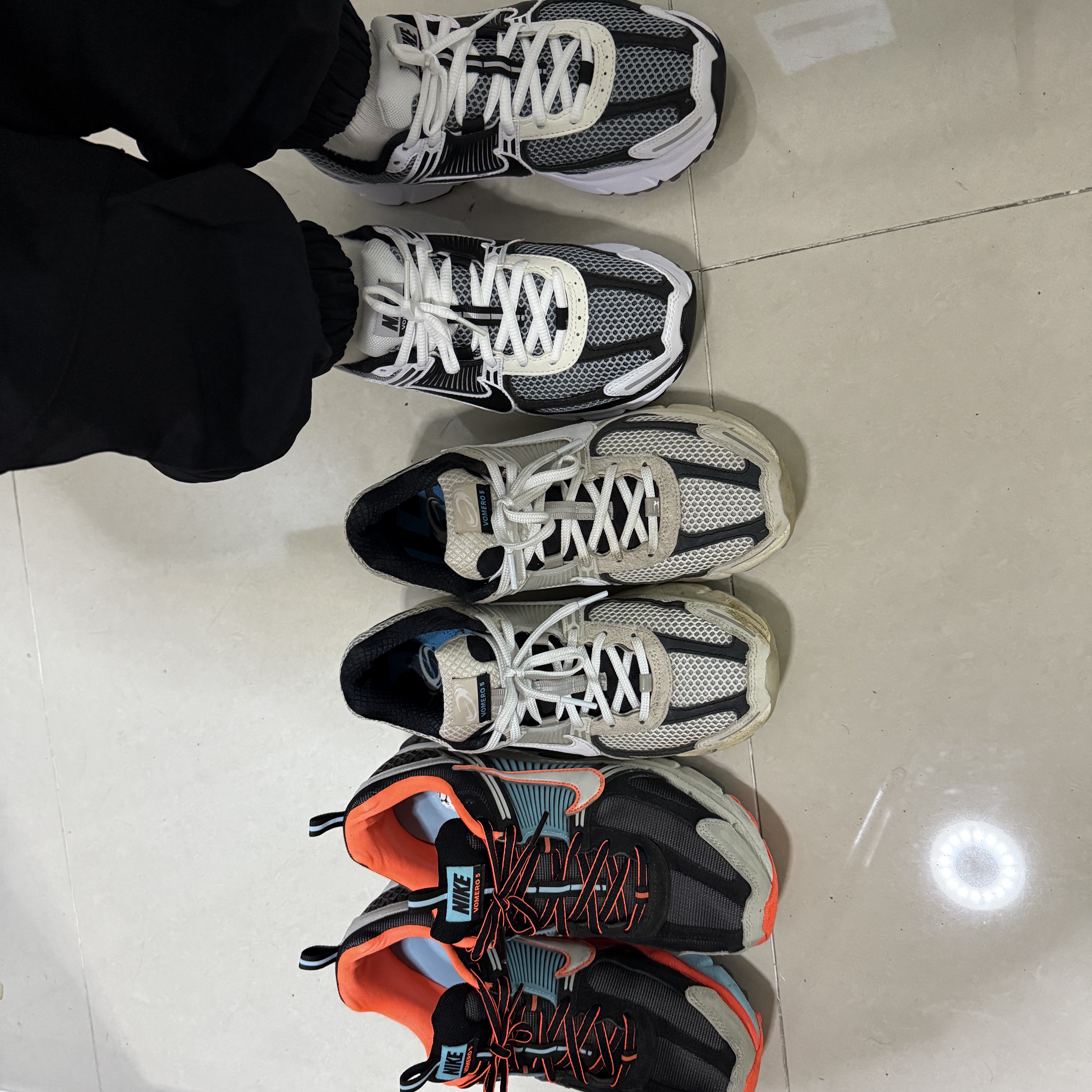 Nike Zoom Vomero 5 SE SP Dark Grey Black White 착용 스타일