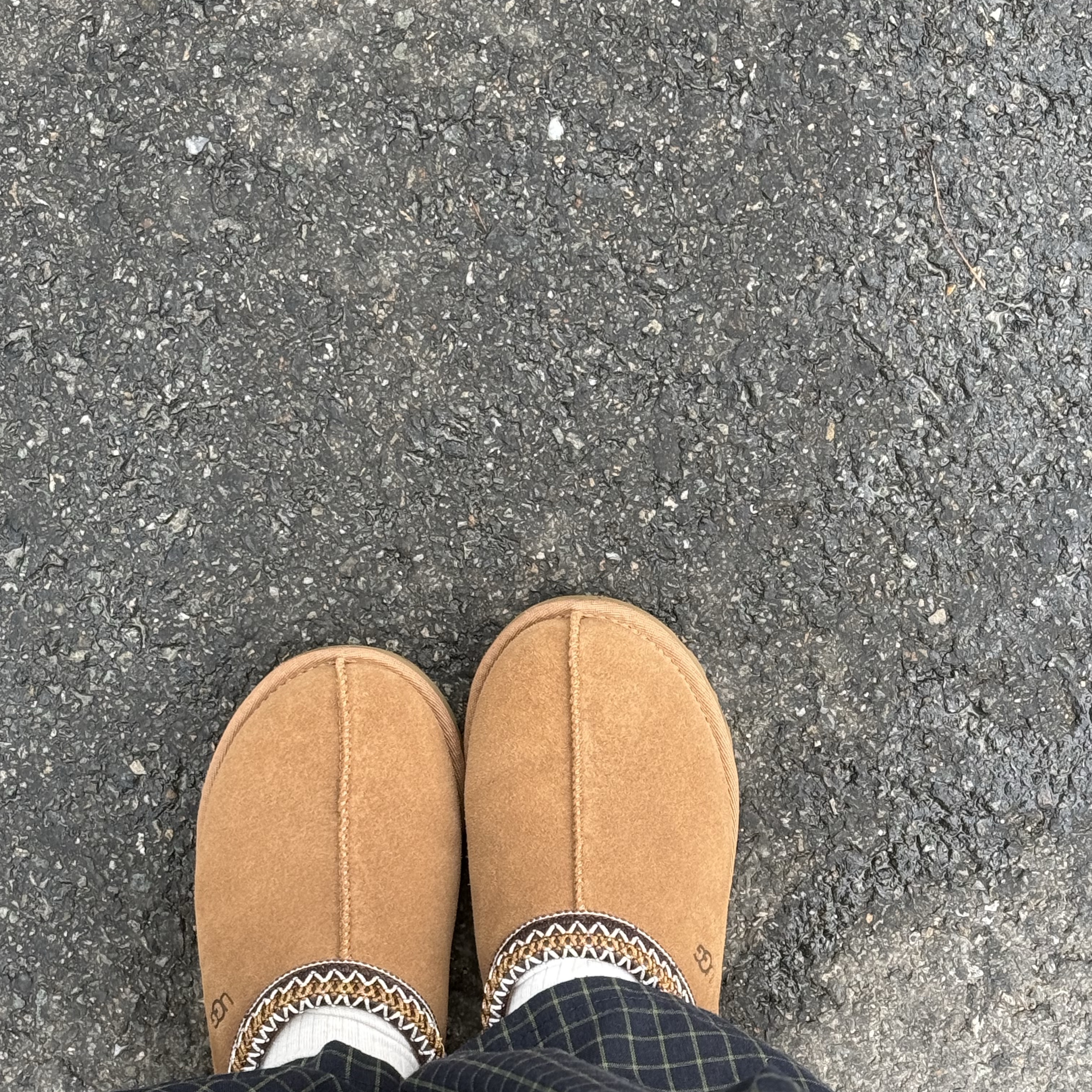 (W) UGG Tasman Slipper Chestnut 착용 스타일