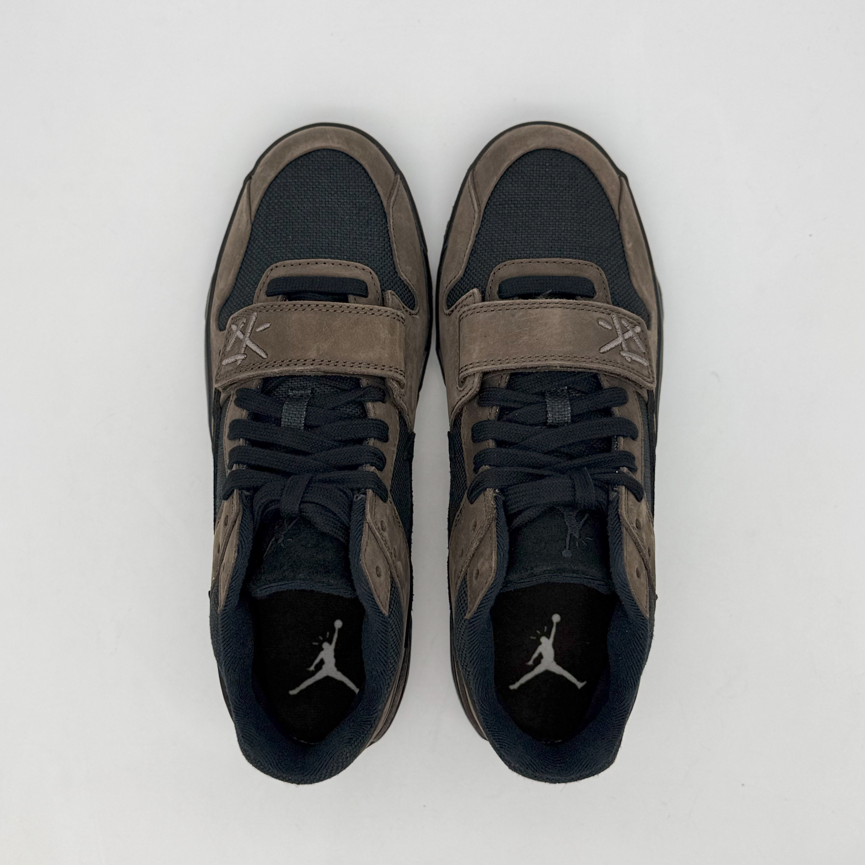 Jordan x Travis Scott Jumpman Jack TR Black and Dark Mocha 착용 스타일 - 3