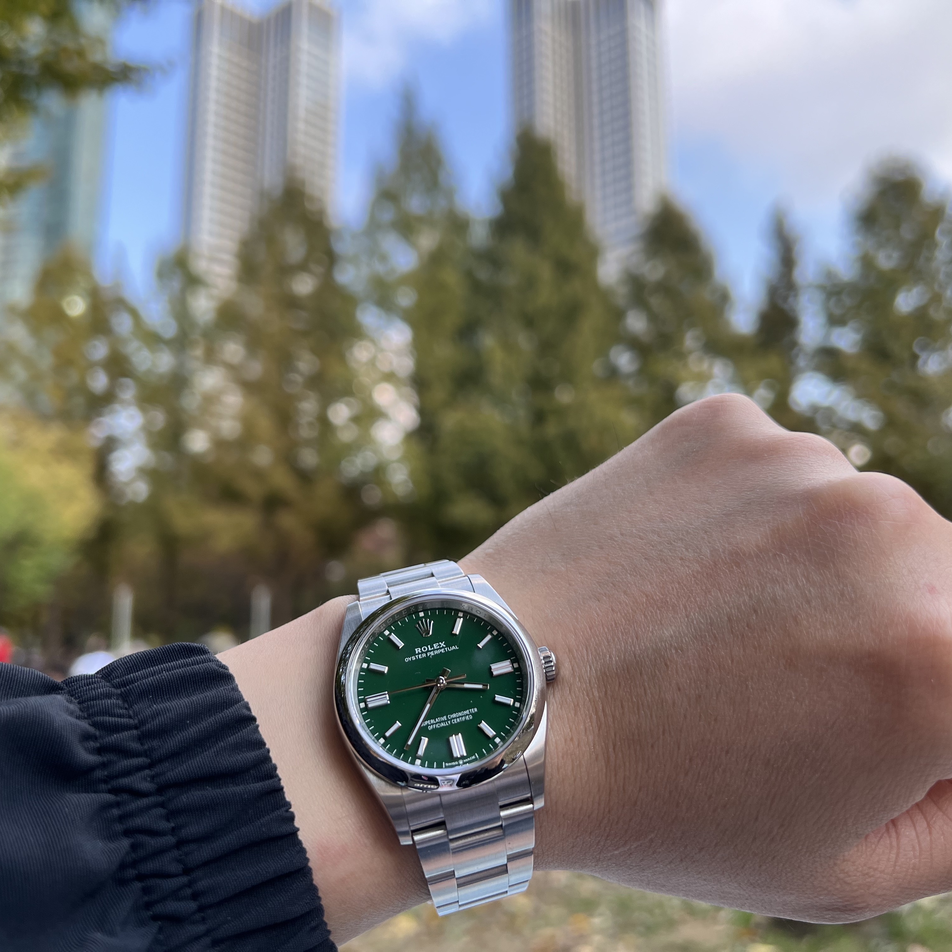 Rolex Oyster Perpetual 36mm 126000 Green Oyster 착용 스타일 - 2