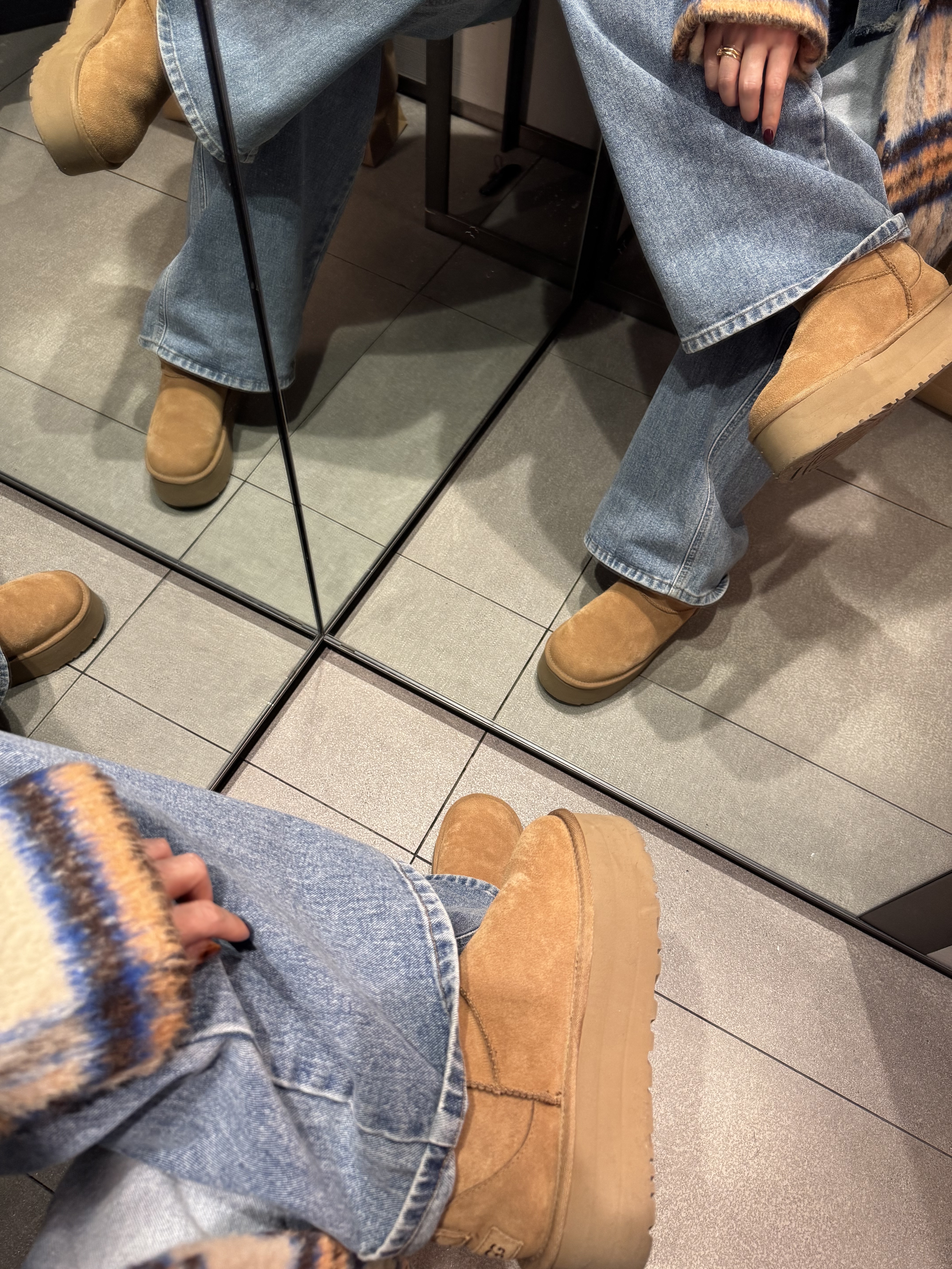(W) UGG Classic Ultra Mini Platform Boots Chestnut 착용 스타일 - 2
