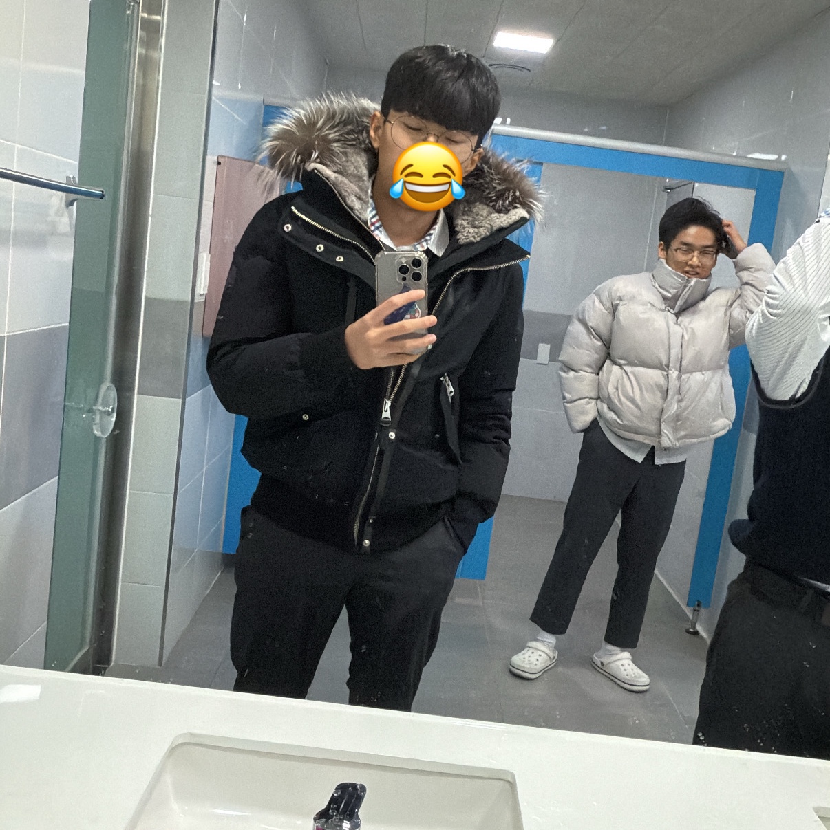 Mackage Dixon 2-In-1 Nordic Tech Down Bomber with Silver Fox Fur Black Silver 착용 스타일