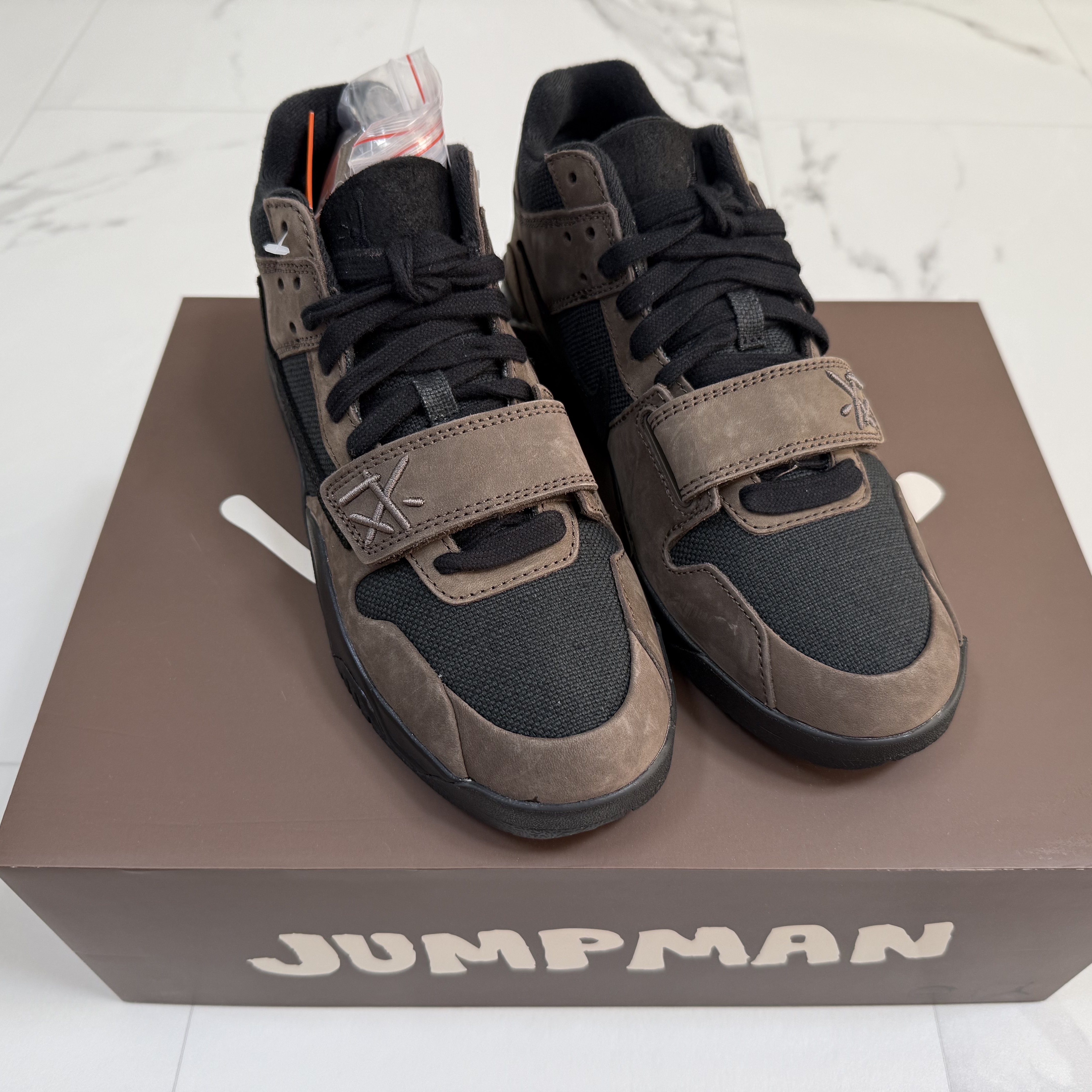Jordan x Travis Scott Jumpman Jack TR Black and Dark Mocha 착용 스타일 - 1